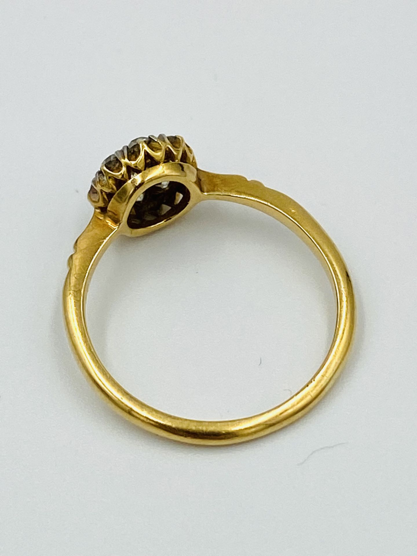 18ct gold and diamond cluster ring - Image 3 of 5