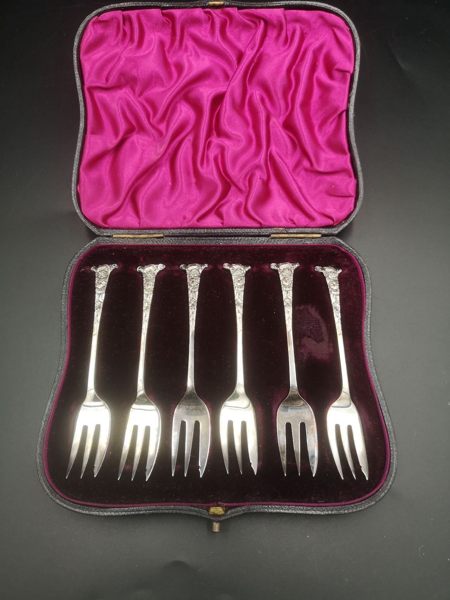 Boxed set of six silver tea spoons together with a boxed set of silver forks - Image 4 of 4