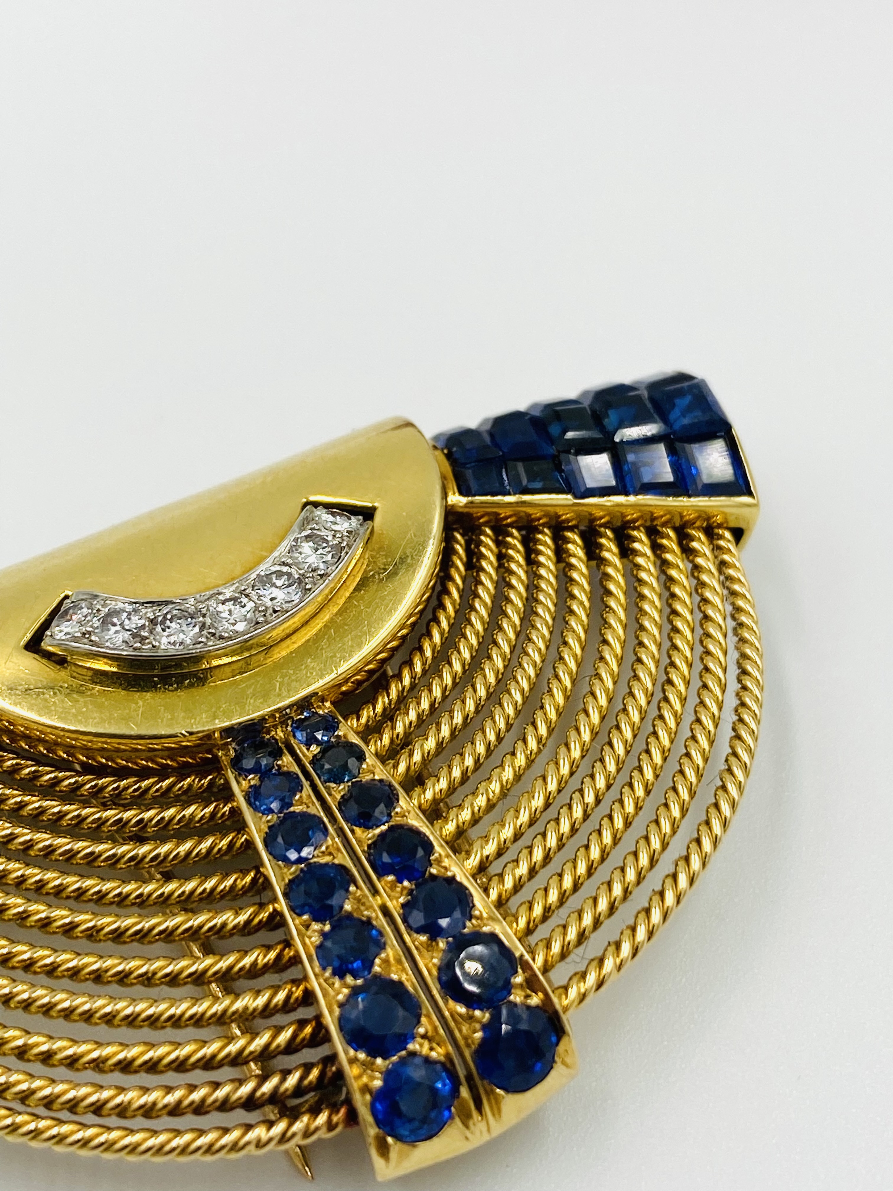 Franch gold clip set with sapphires and diamonds - Image 5 of 9