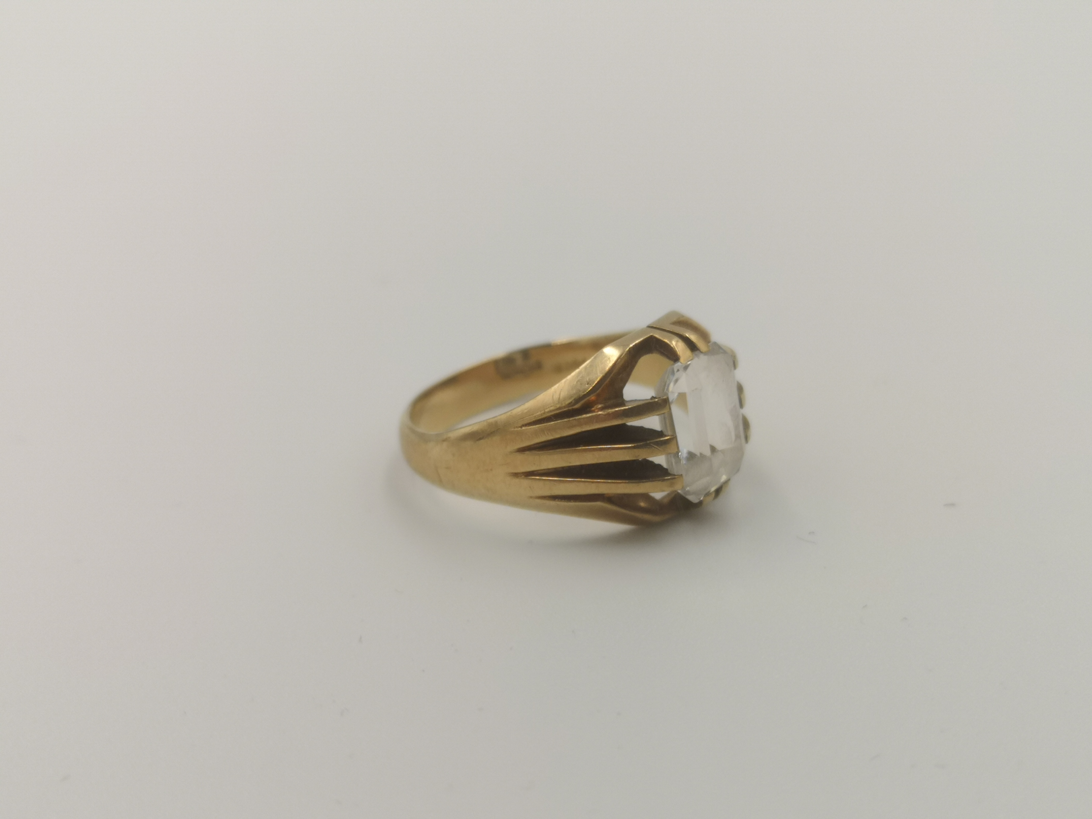 9ct gold paste set signet ring - Image 3 of 4