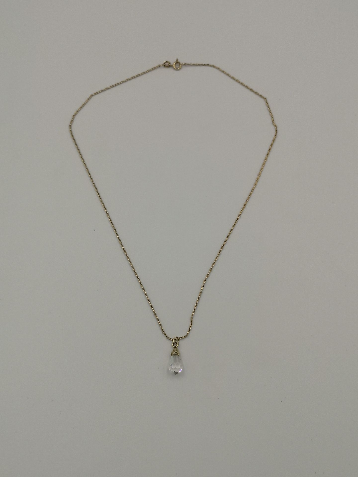 9ct gold chain with 9ct gold set glass pendant - Image 3 of 3
