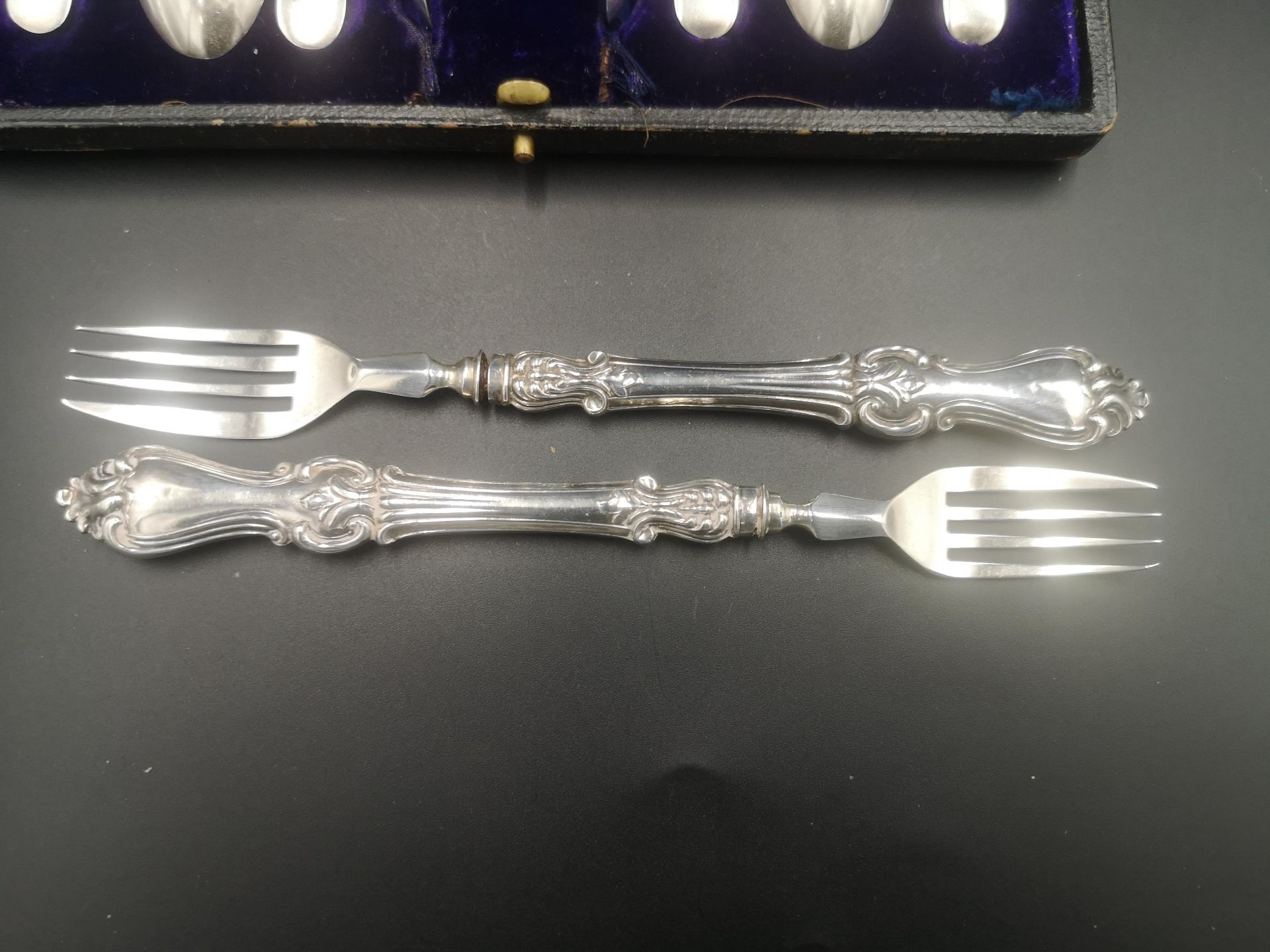 Boxed set of silver tea spoons together with two silver forks - Image 4 of 5