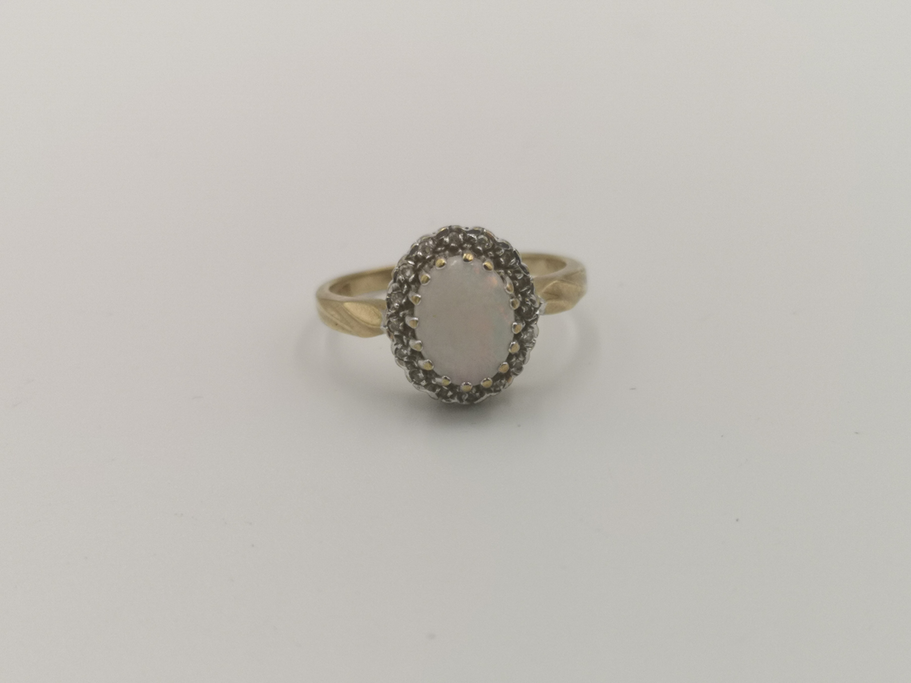 9ct gold ring set with an opal