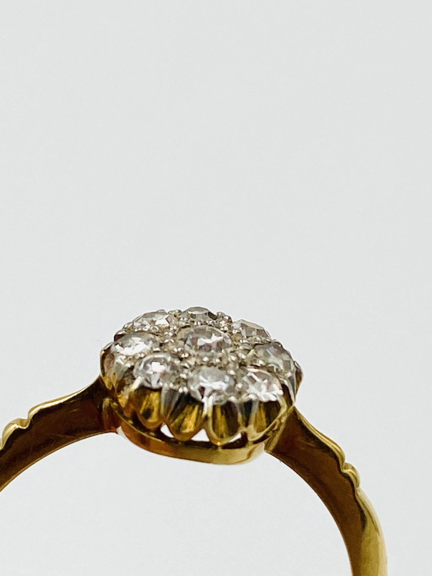 18ct gold and diamond cluster ring - Image 4 of 5