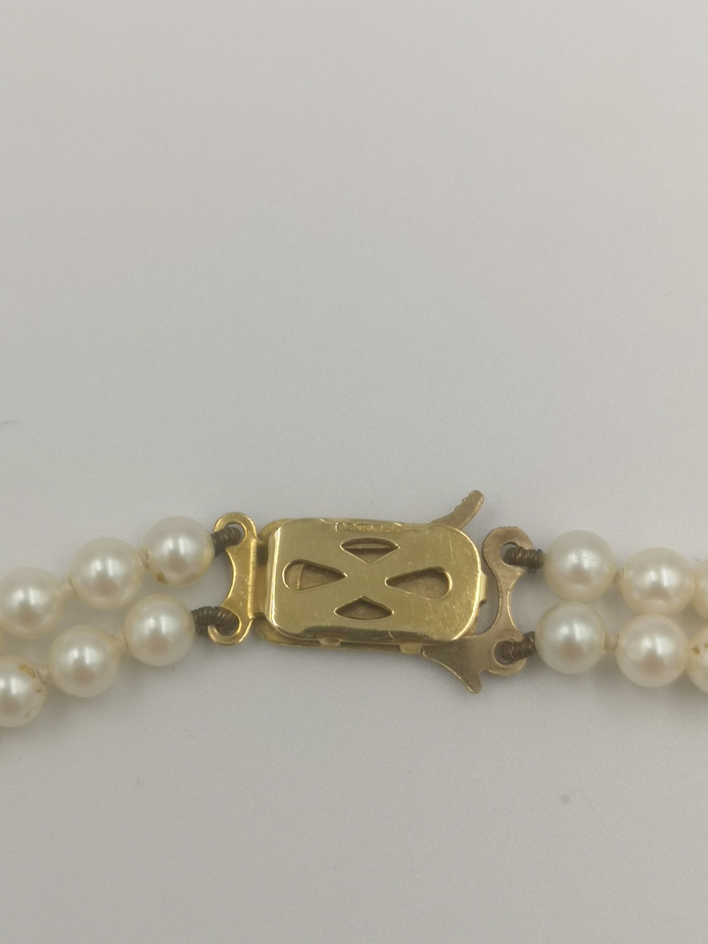 Pearl choker with 9ct gold clasp - Image 2 of 4
