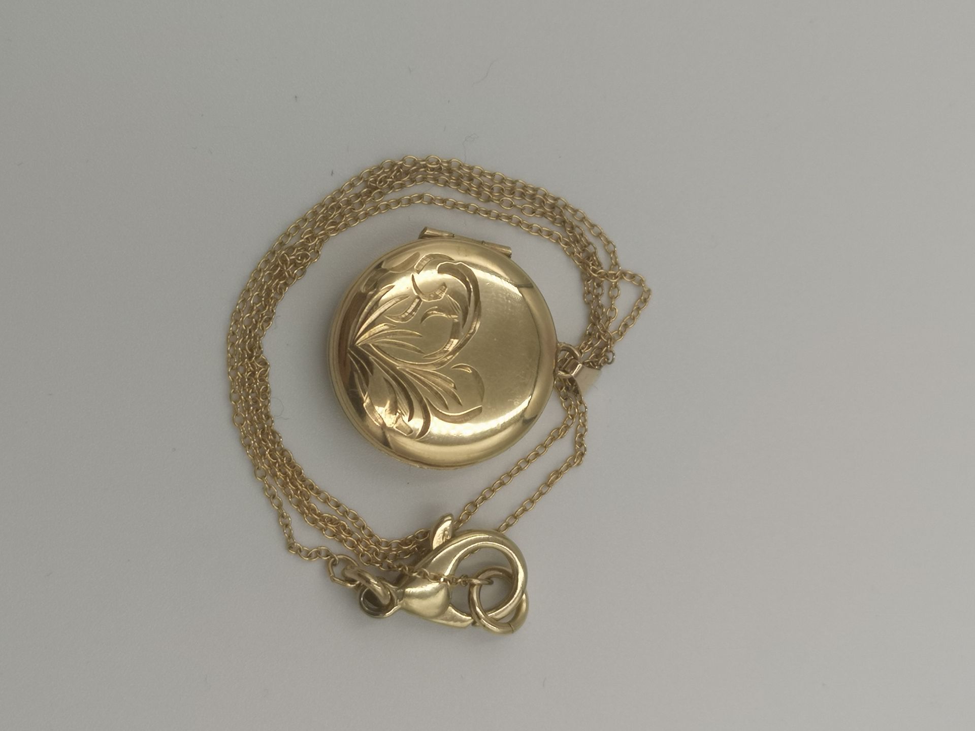 9ct gold locket and chain - Image 3 of 4