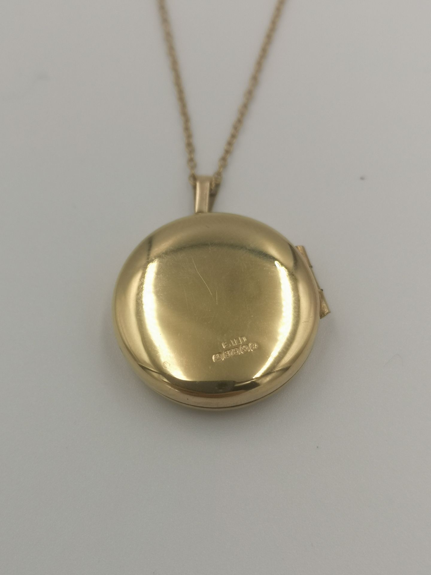 9ct gold locket and chain - Image 2 of 4