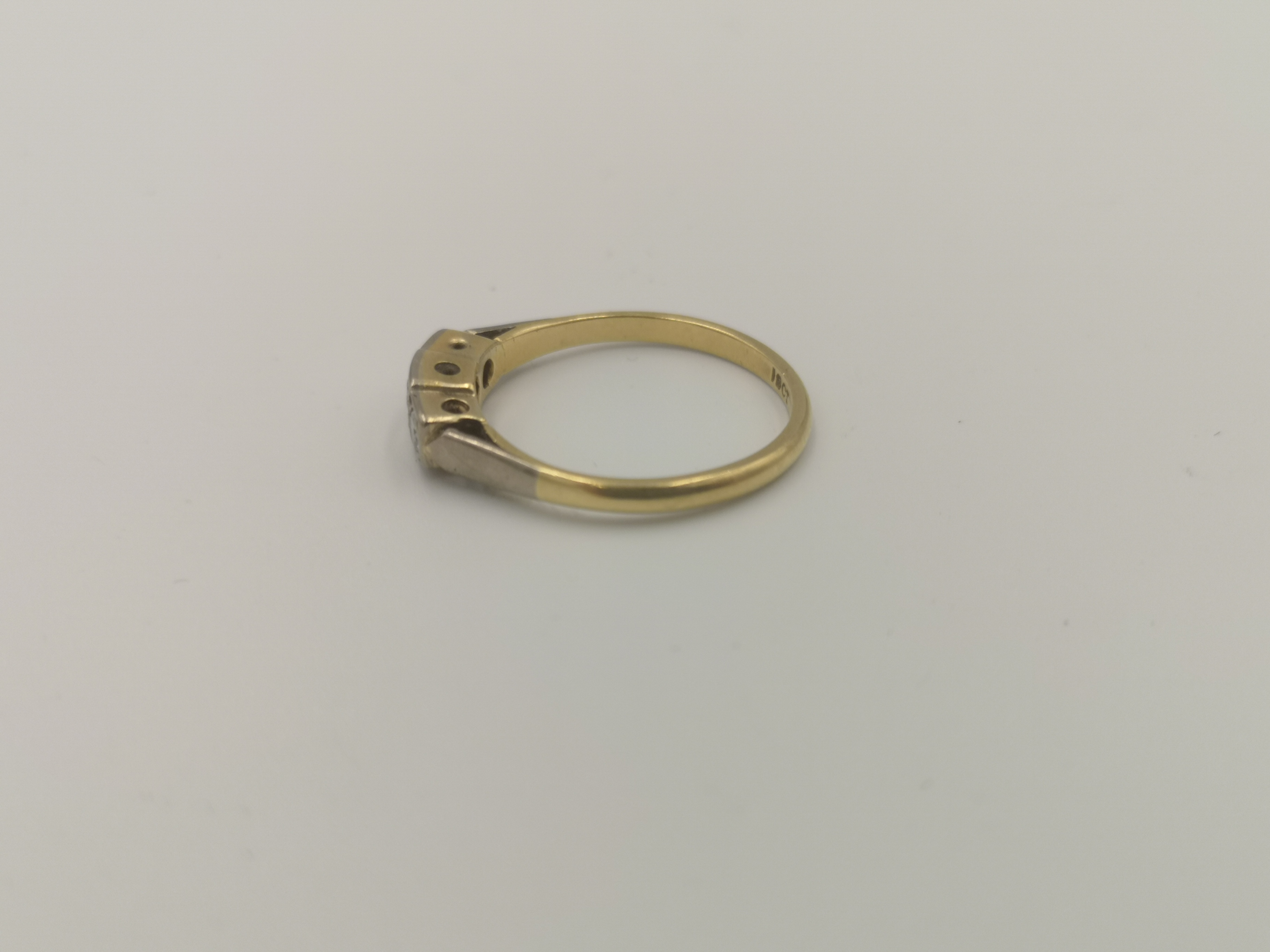 18ct gold and diamond ring - Image 2 of 5