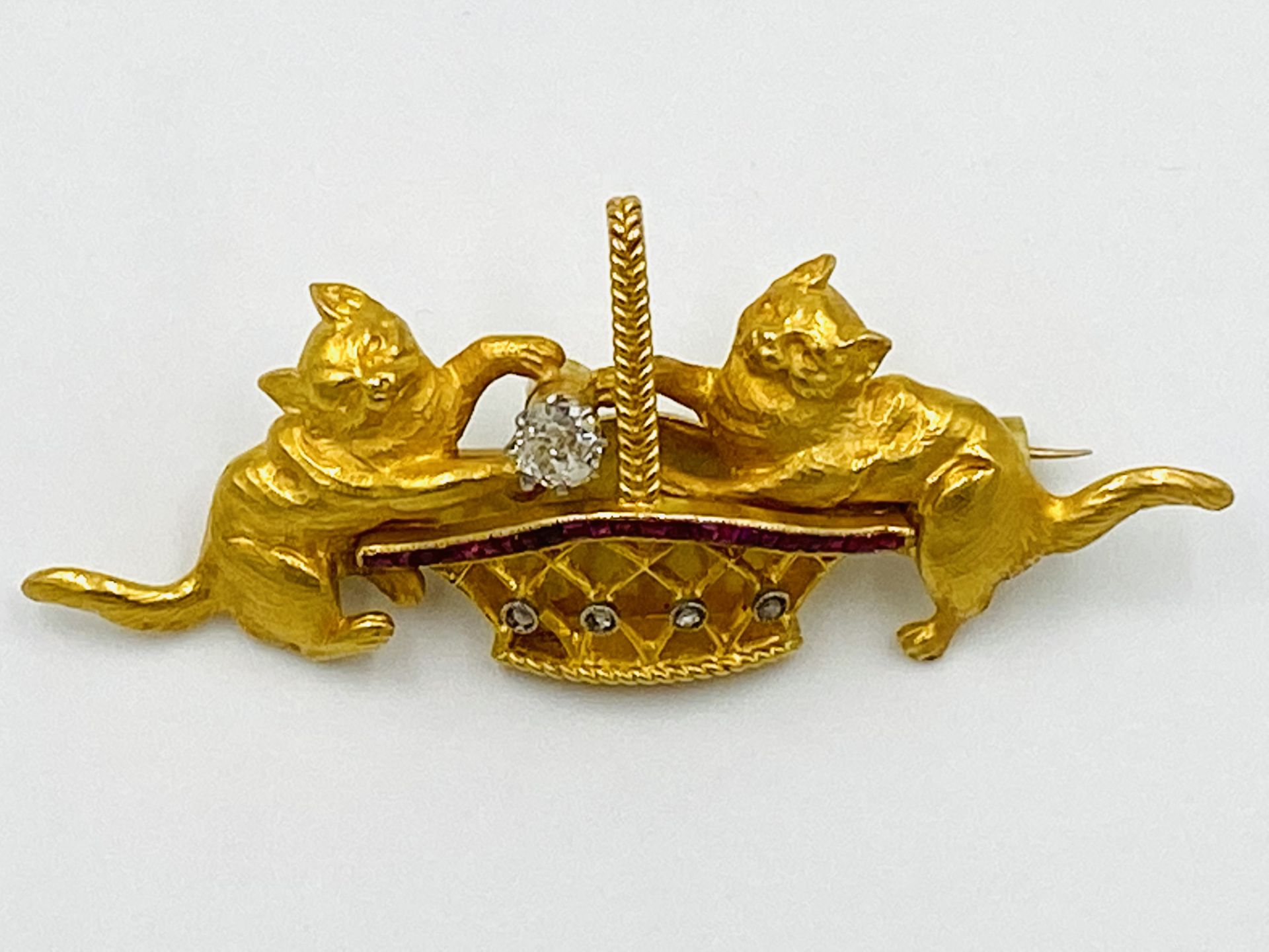 18ct gold brooch set with rubies and a diamond - Image 5 of 5