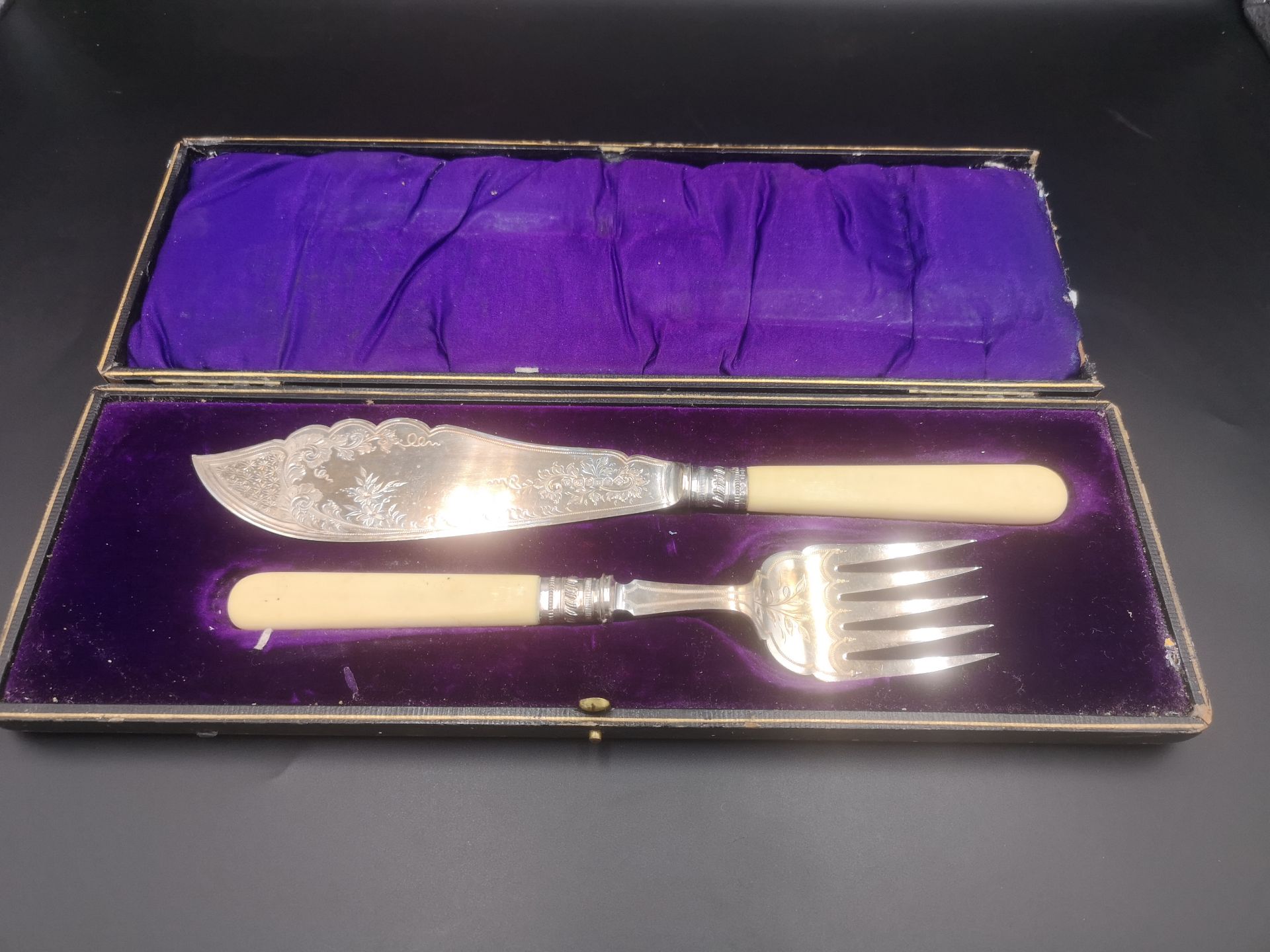 Silver serving set, together with a pair of silver fish servers - Image 2 of 5