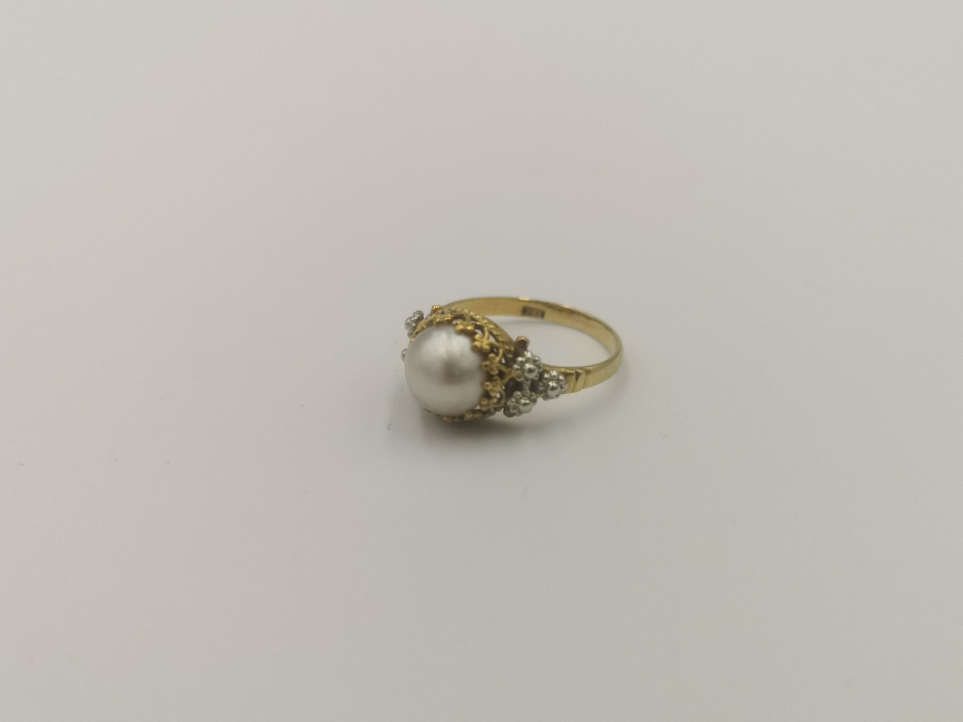 18ct gold ring set with a pearl - Image 4 of 5