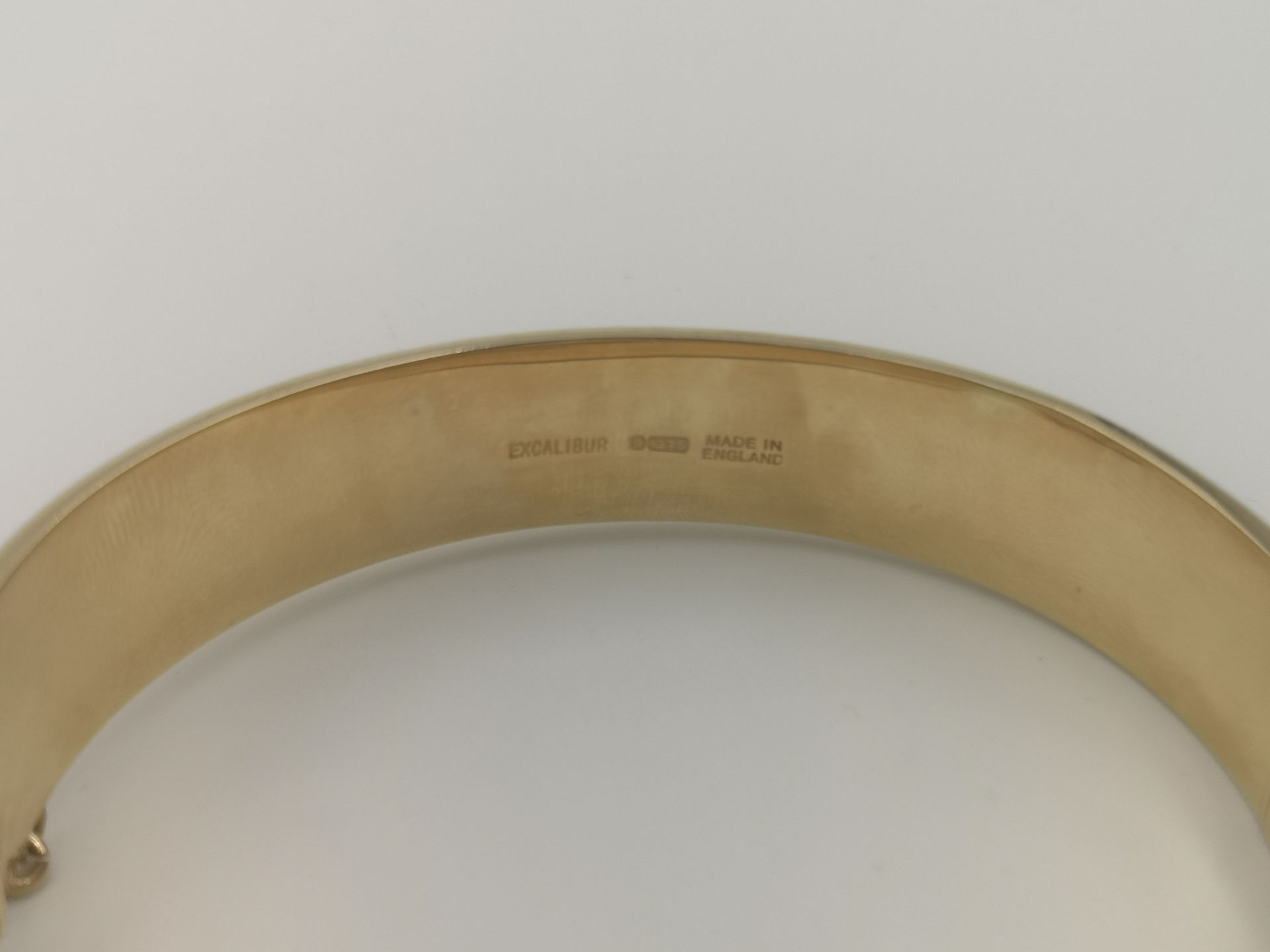 9ct gold bangle - Image 2 of 5