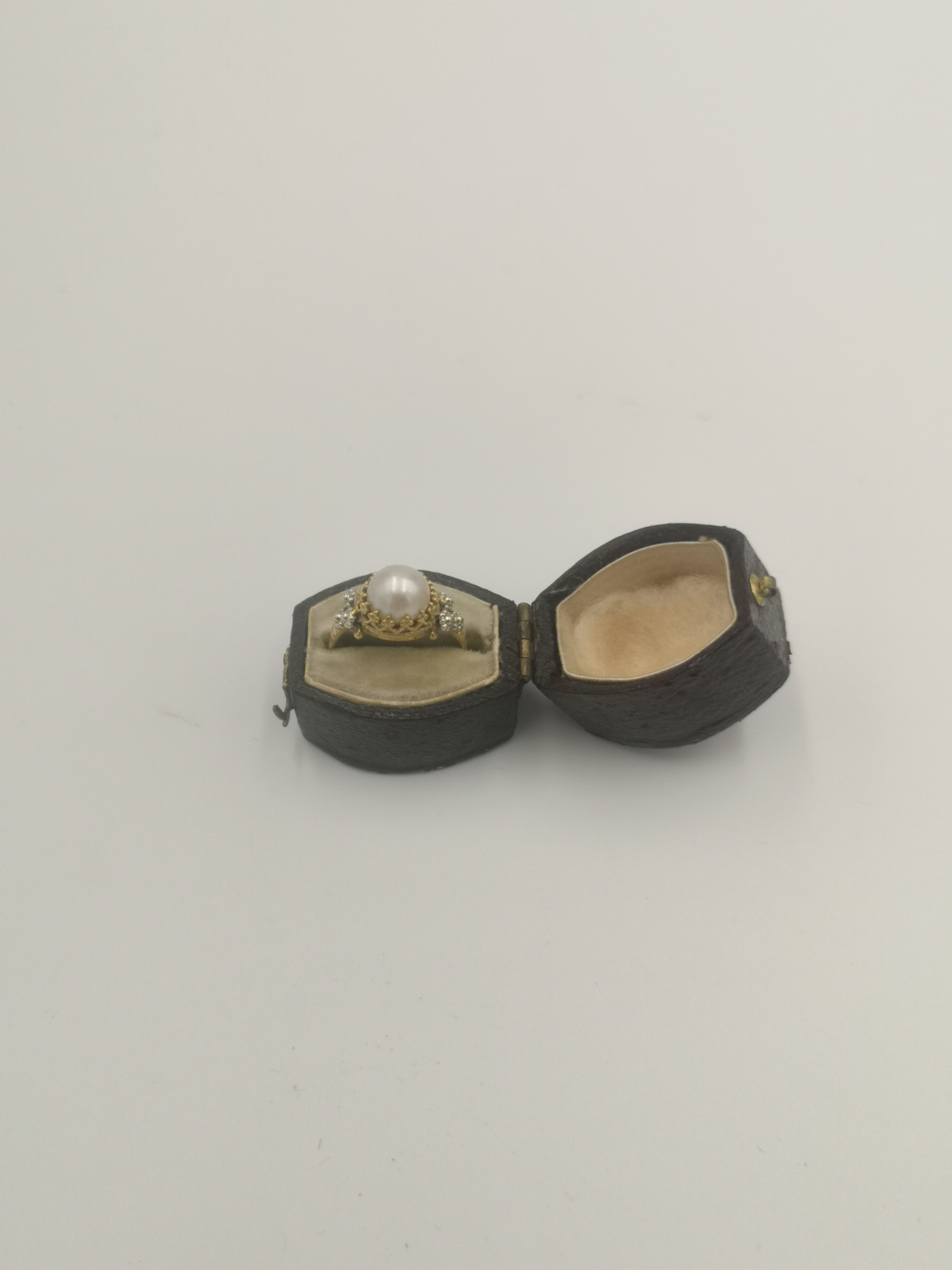18ct gold ring set with a pearl - Image 5 of 5