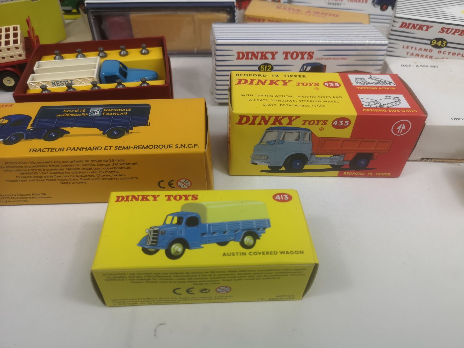 Fourteen boxed Dinky diecast model trucks and lorries. - Bild 3 aus 4