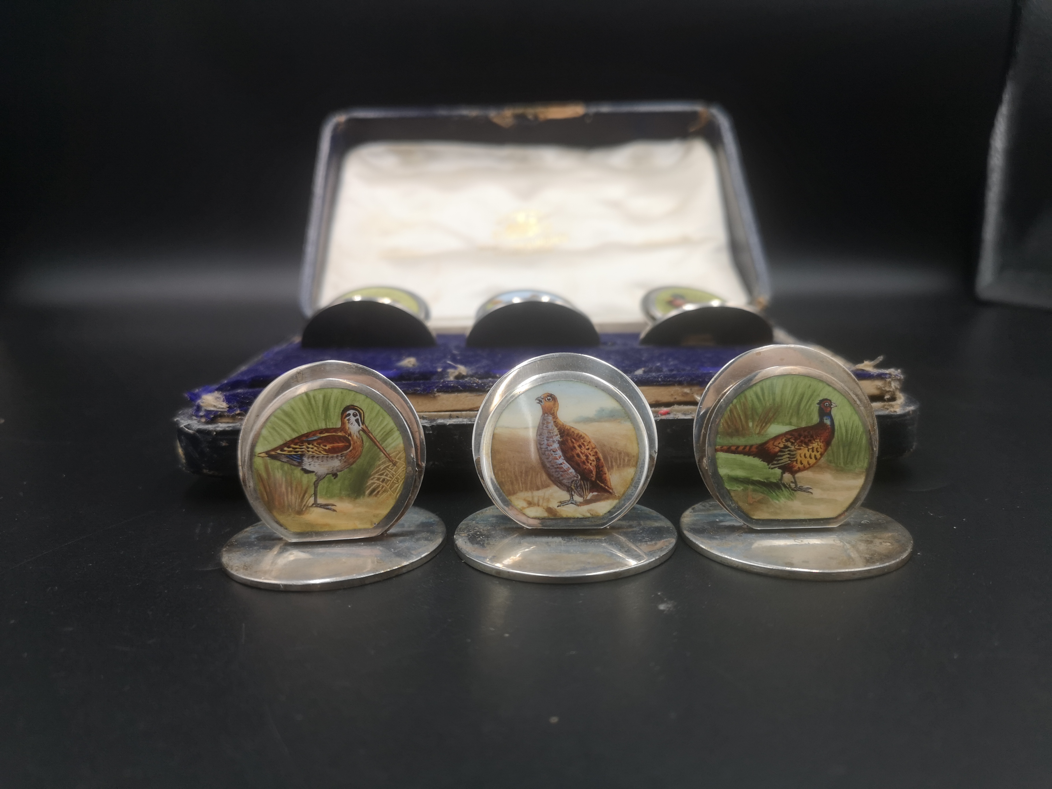 Boxed set of Edwardian silver menu card holders with hand painted birds by Sampson Mordan - Image 4 of 5