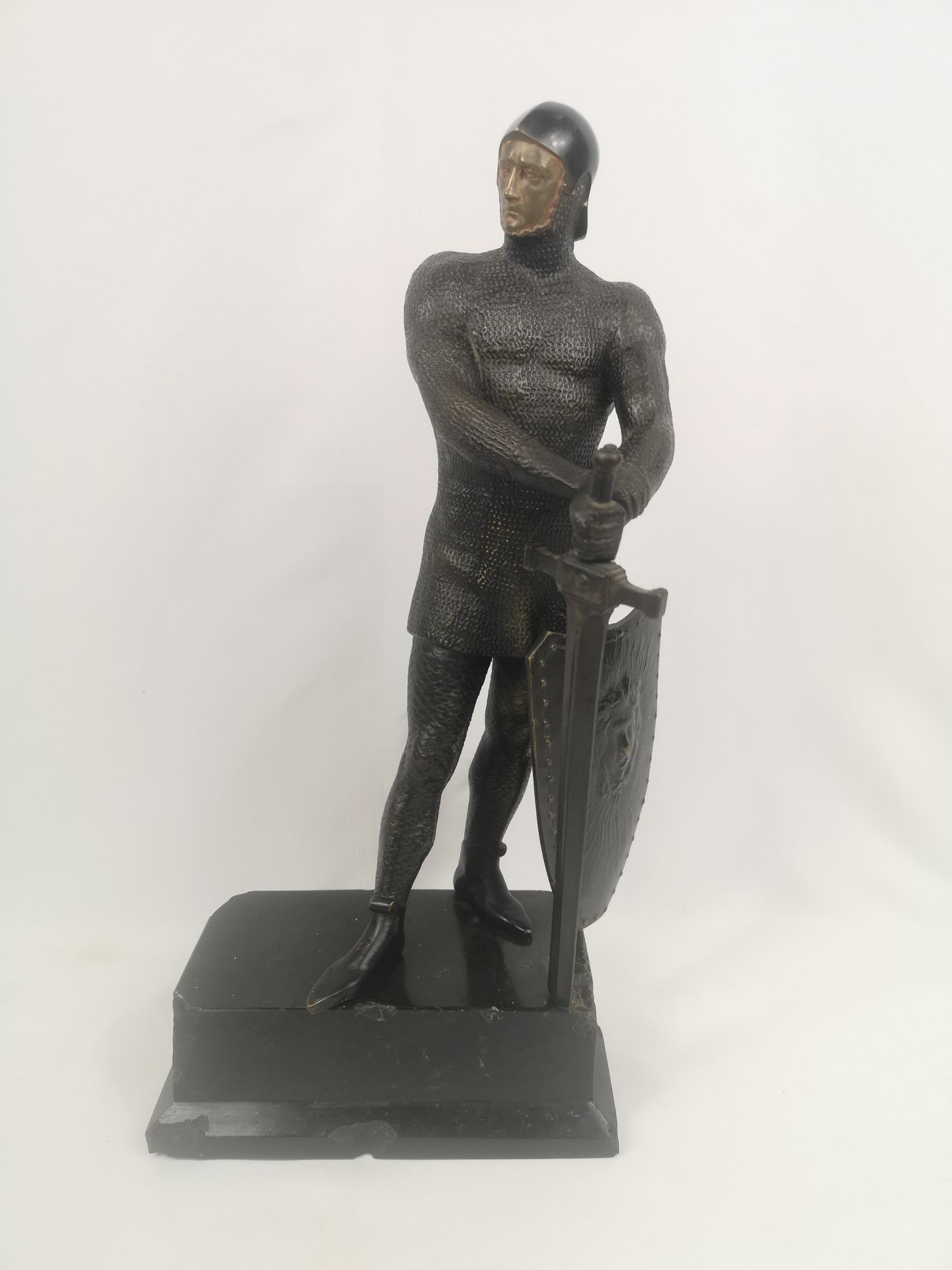 Bronze figure of a knight on a marble base - Image 4 of 4