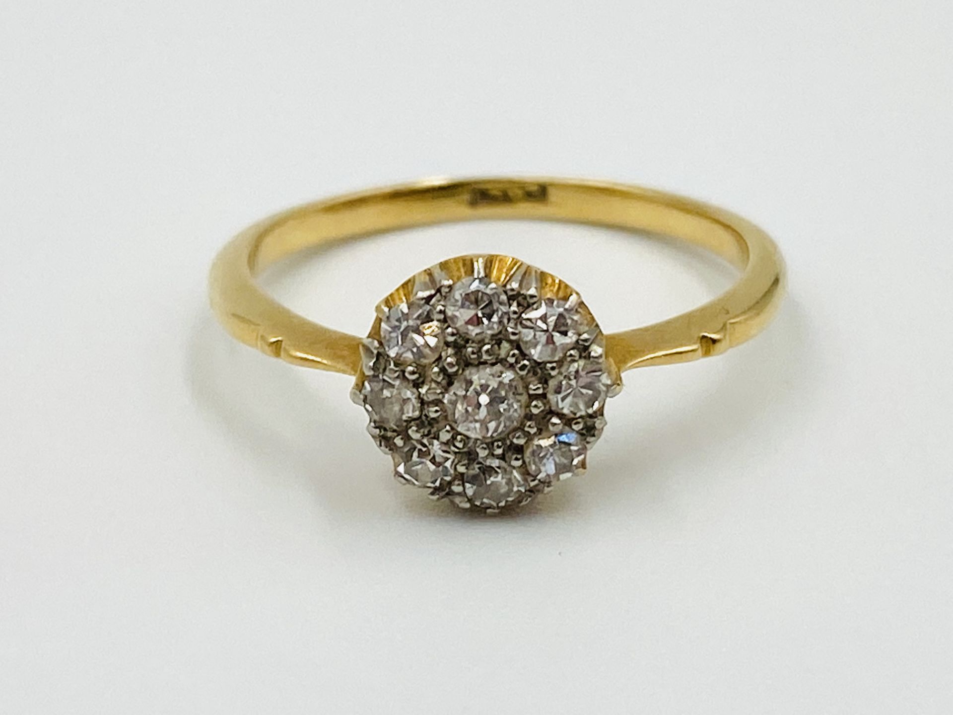 18ct gold and diamond cluster ring - Image 5 of 5