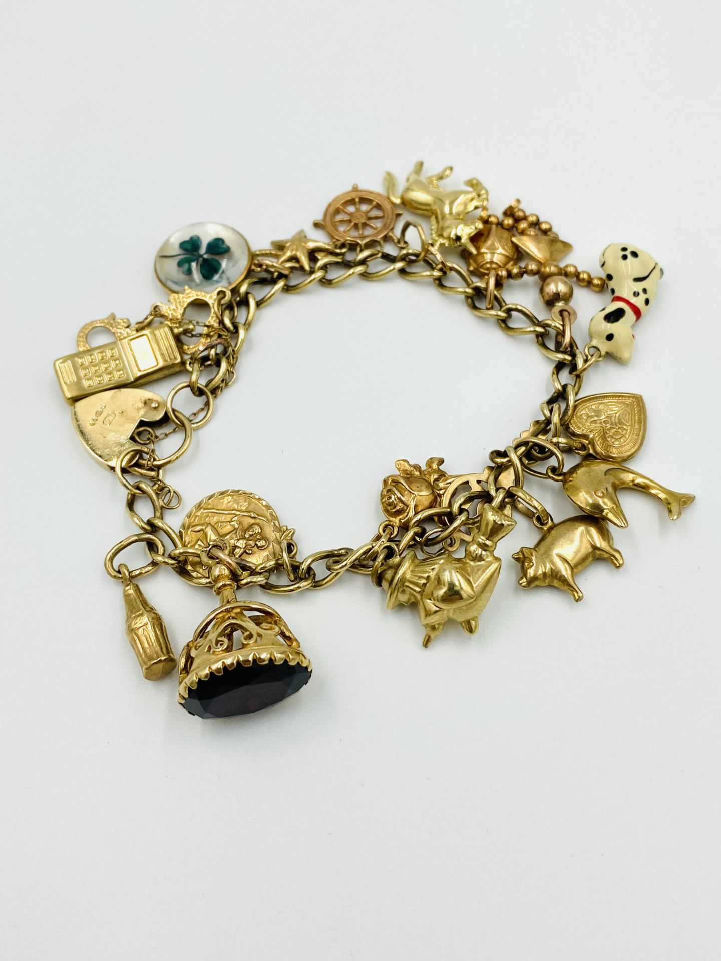 9ct gold charm bracelet - Image 4 of 5