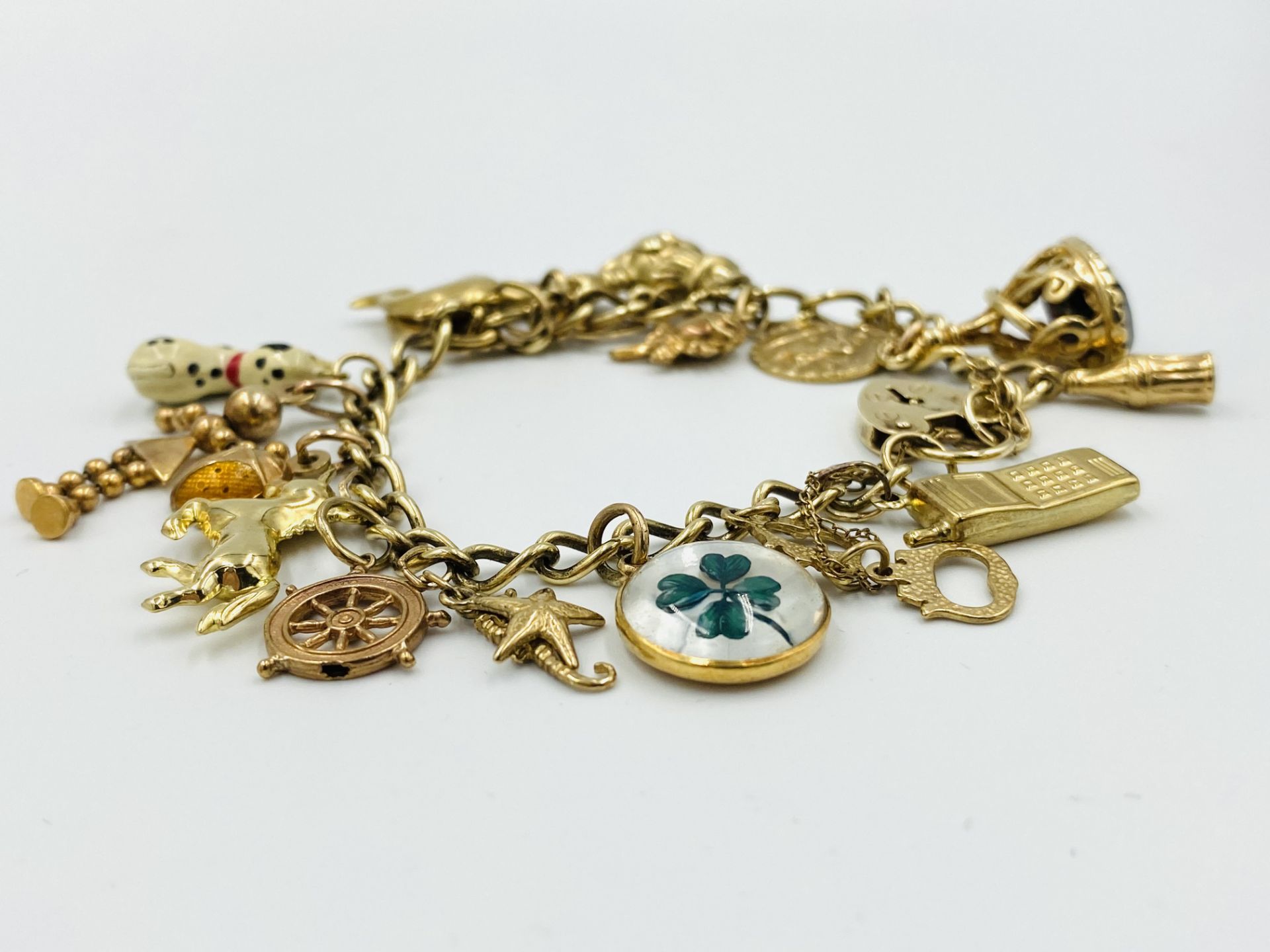 9ct gold charm bracelet - Image 3 of 5