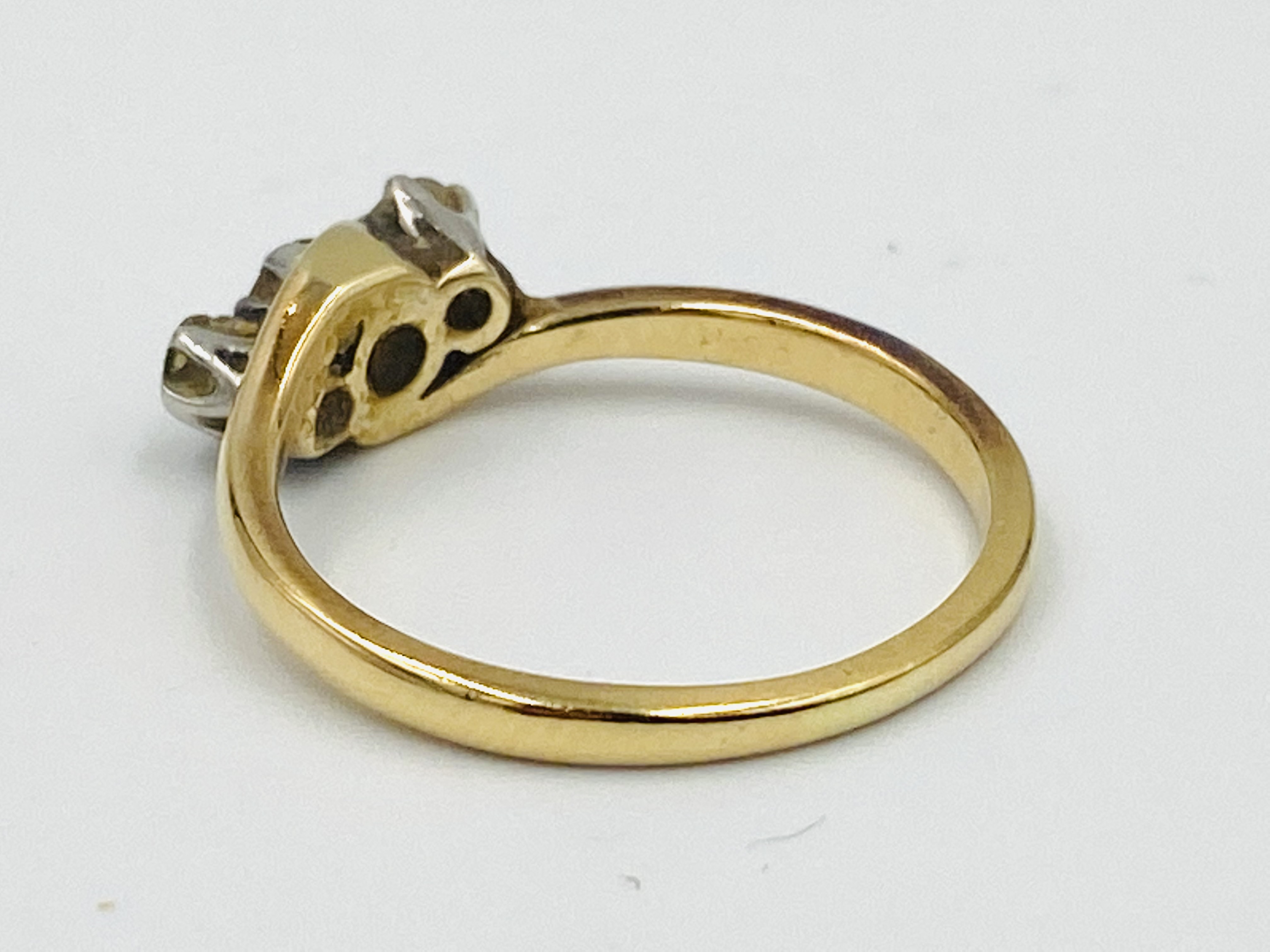 Yellow metal three stone diamond ring - Image 3 of 5