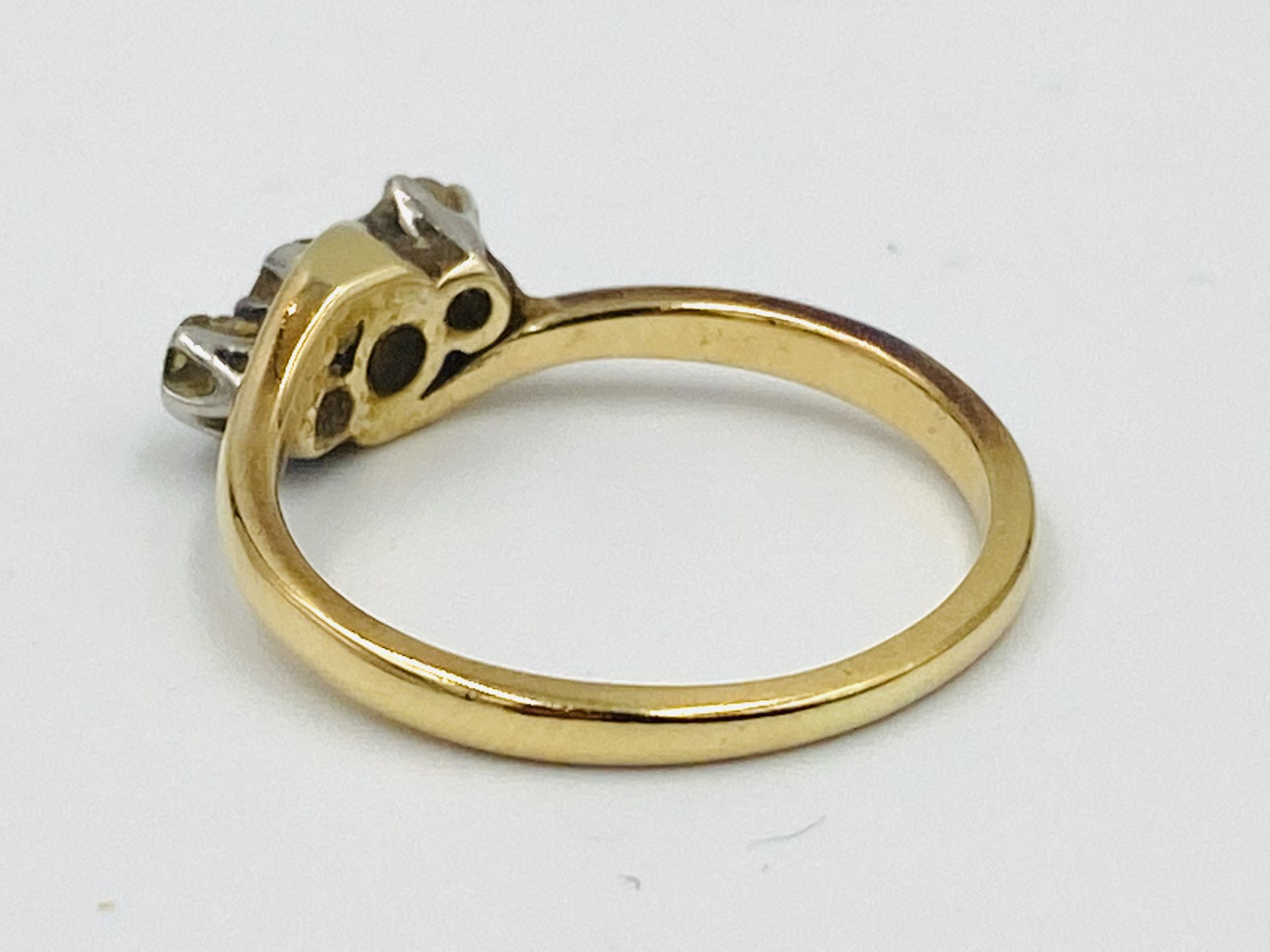 Yellow metal three stone diamond ring - Image 3 of 5