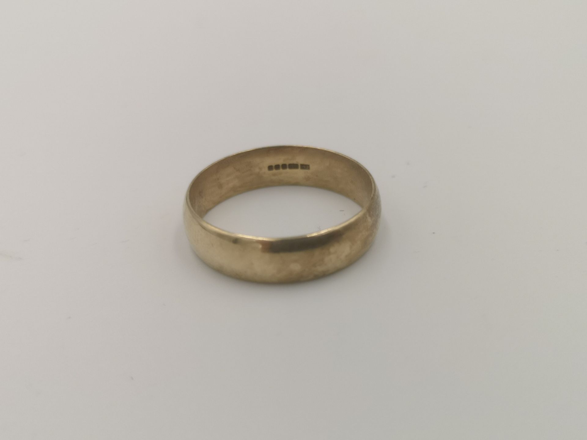 9ct gold band - Image 2 of 4