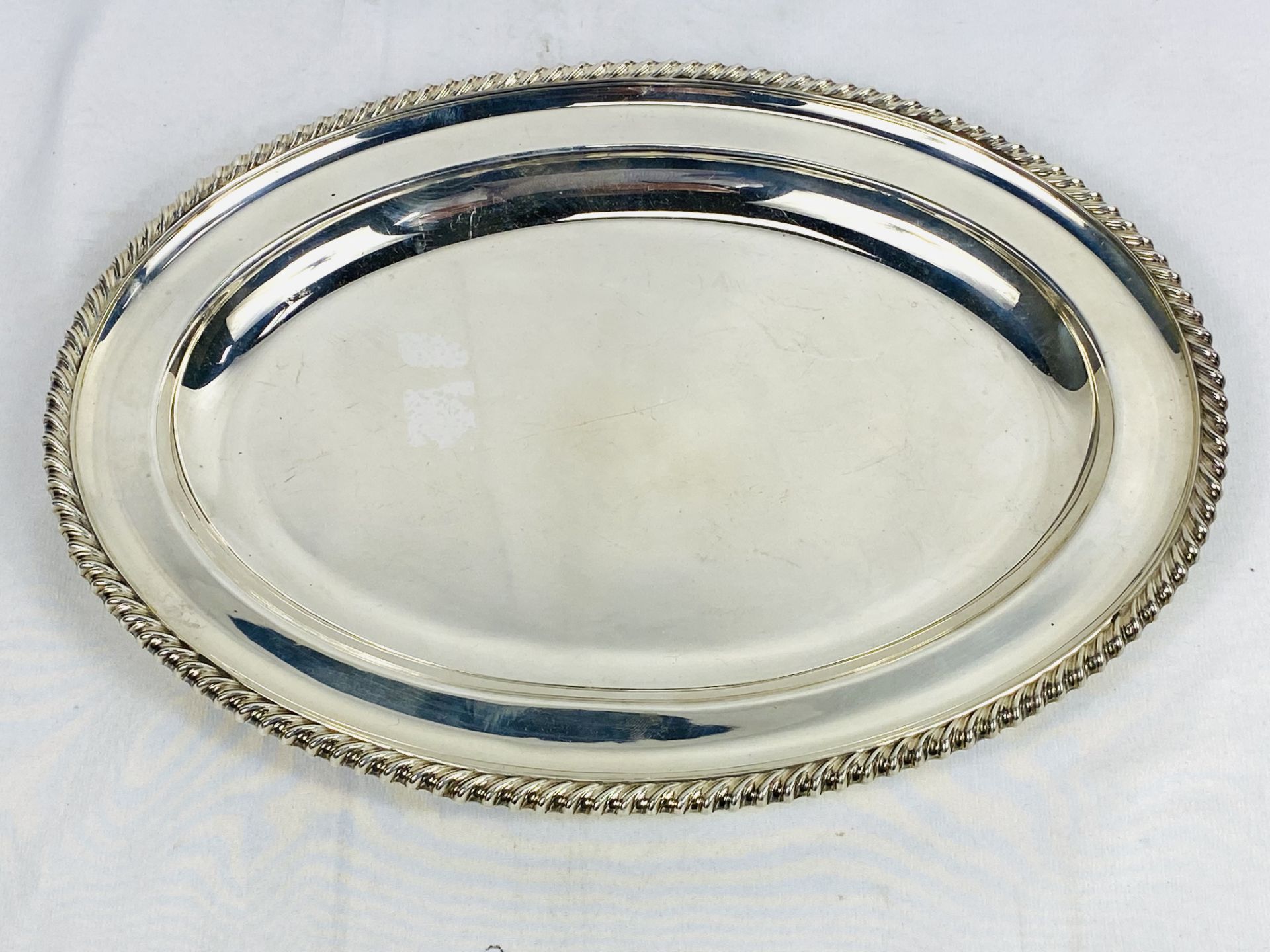 Silver dish with gadrooned edge - Image 4 of 4