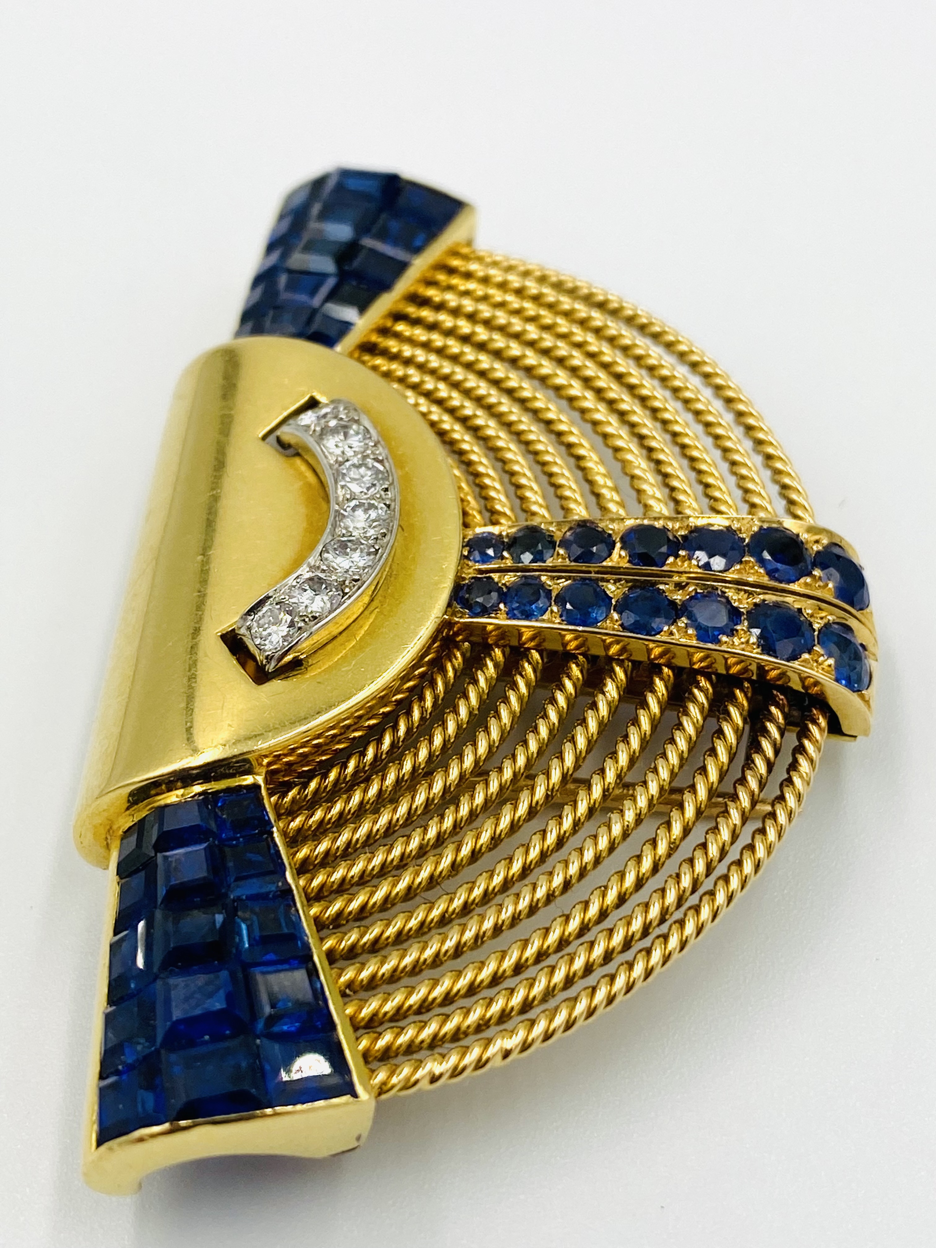 Franch gold clip set with sapphires and diamonds - Image 3 of 9