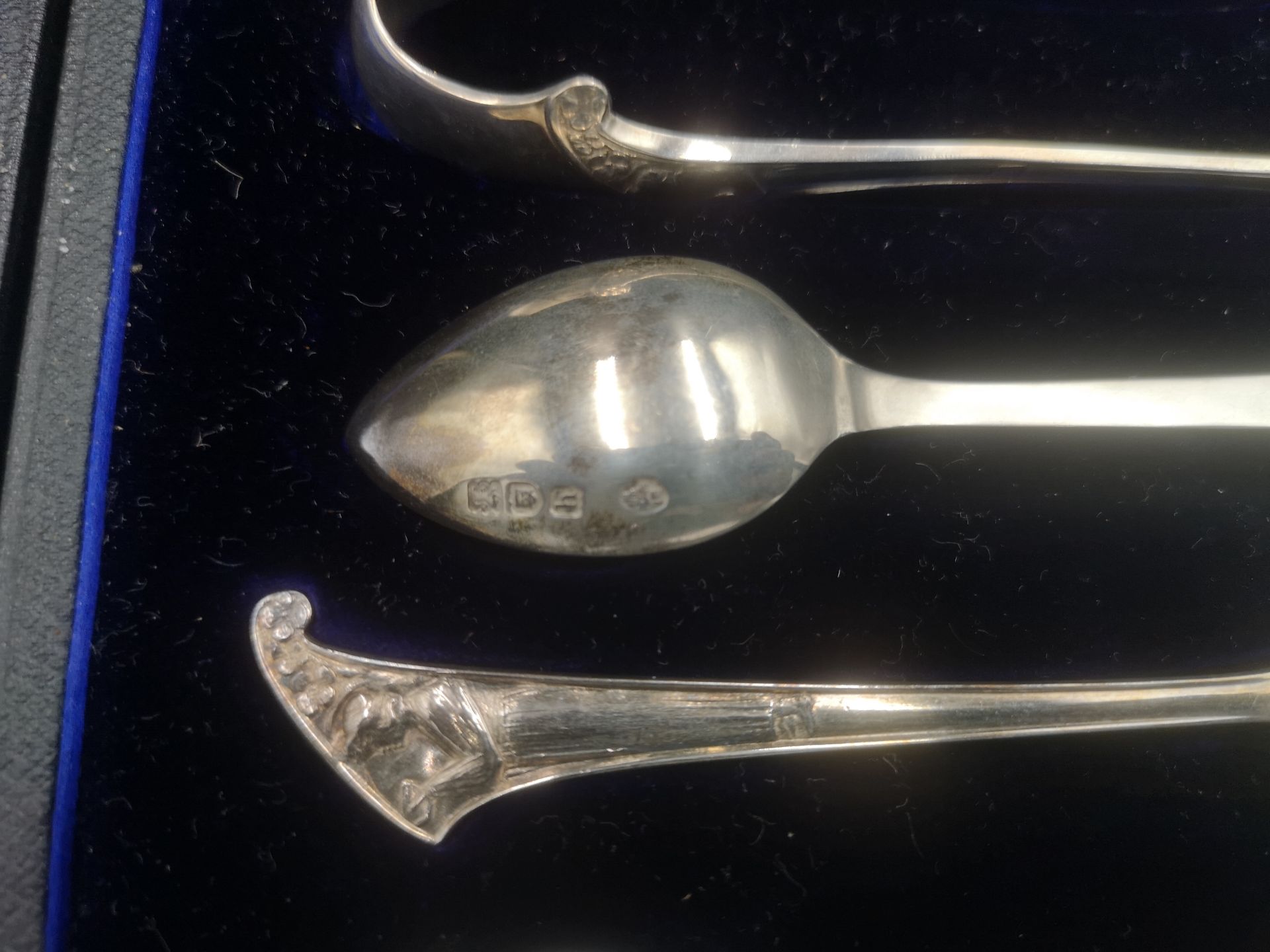 Boxed set of art nouveau silver tea spoons and sugar tongs - Image 4 of 5