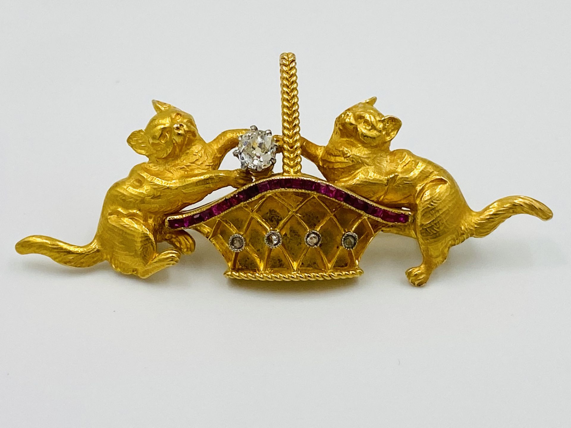 18ct gold brooch set with rubies and a diamond