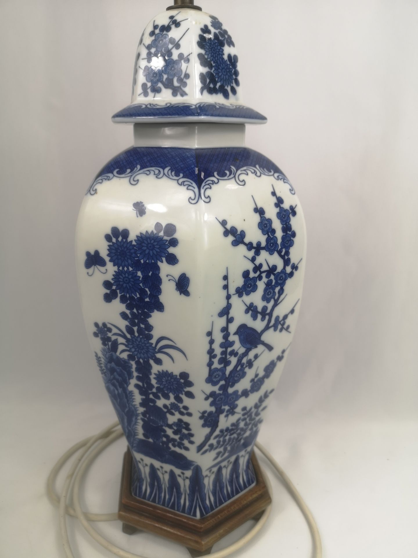 Contemporary blue and white, Oriental style table lamp - Image 2 of 5