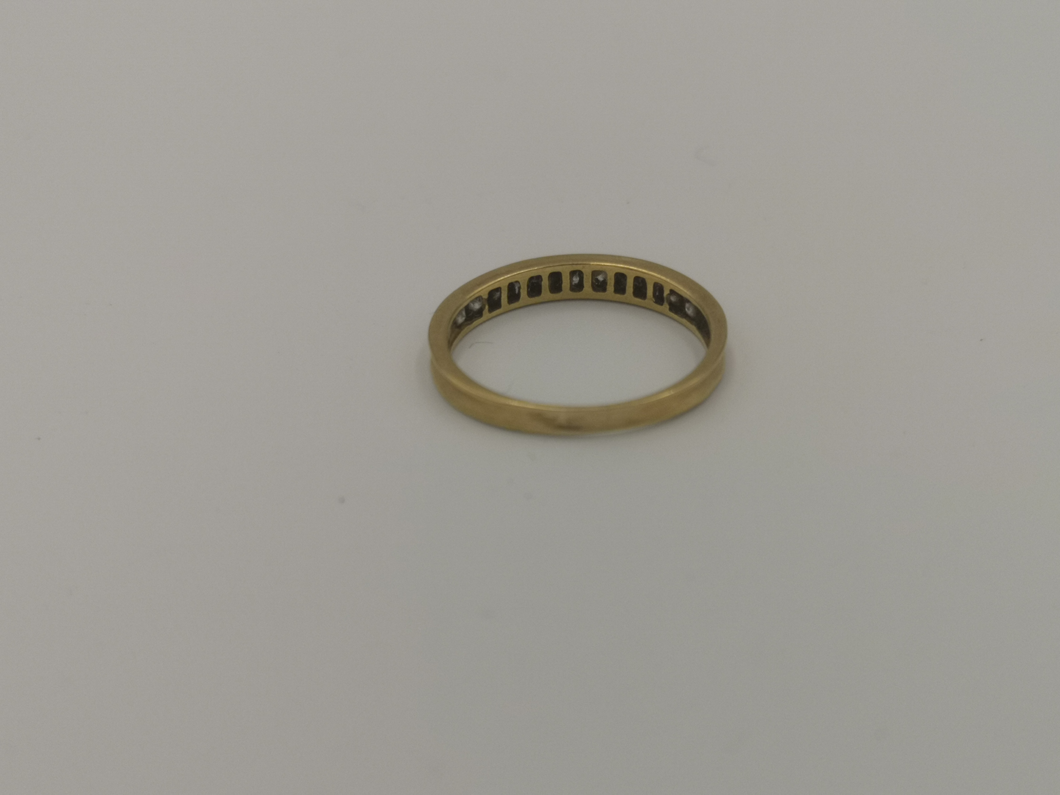 18ct gold 1/2 eternity ring - Image 2 of 4