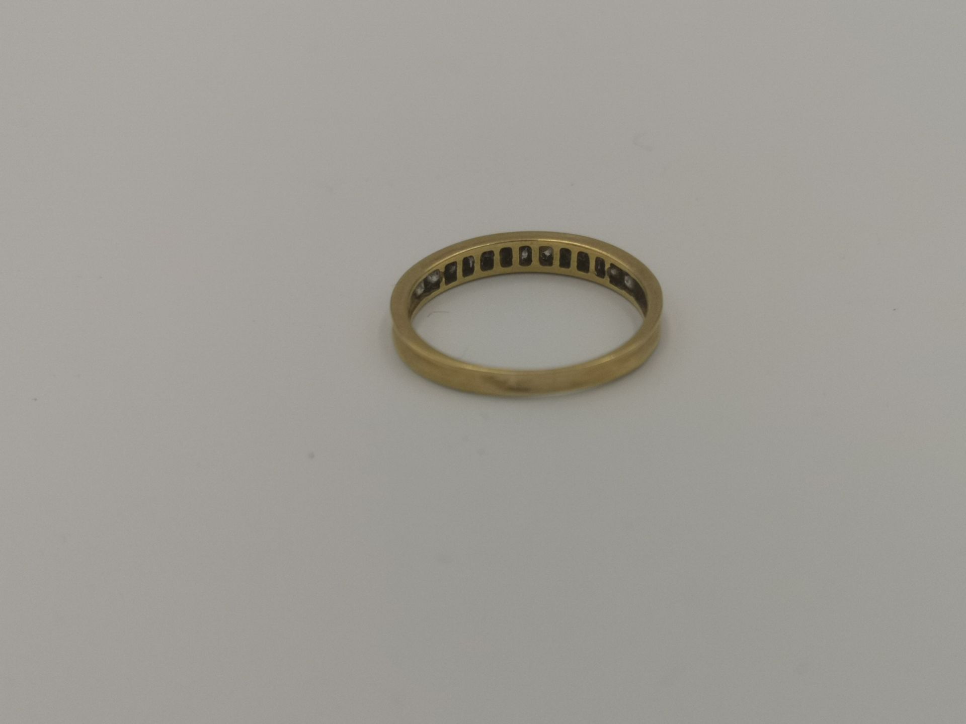 18ct gold 1/2 eternity ring - Image 2 of 4