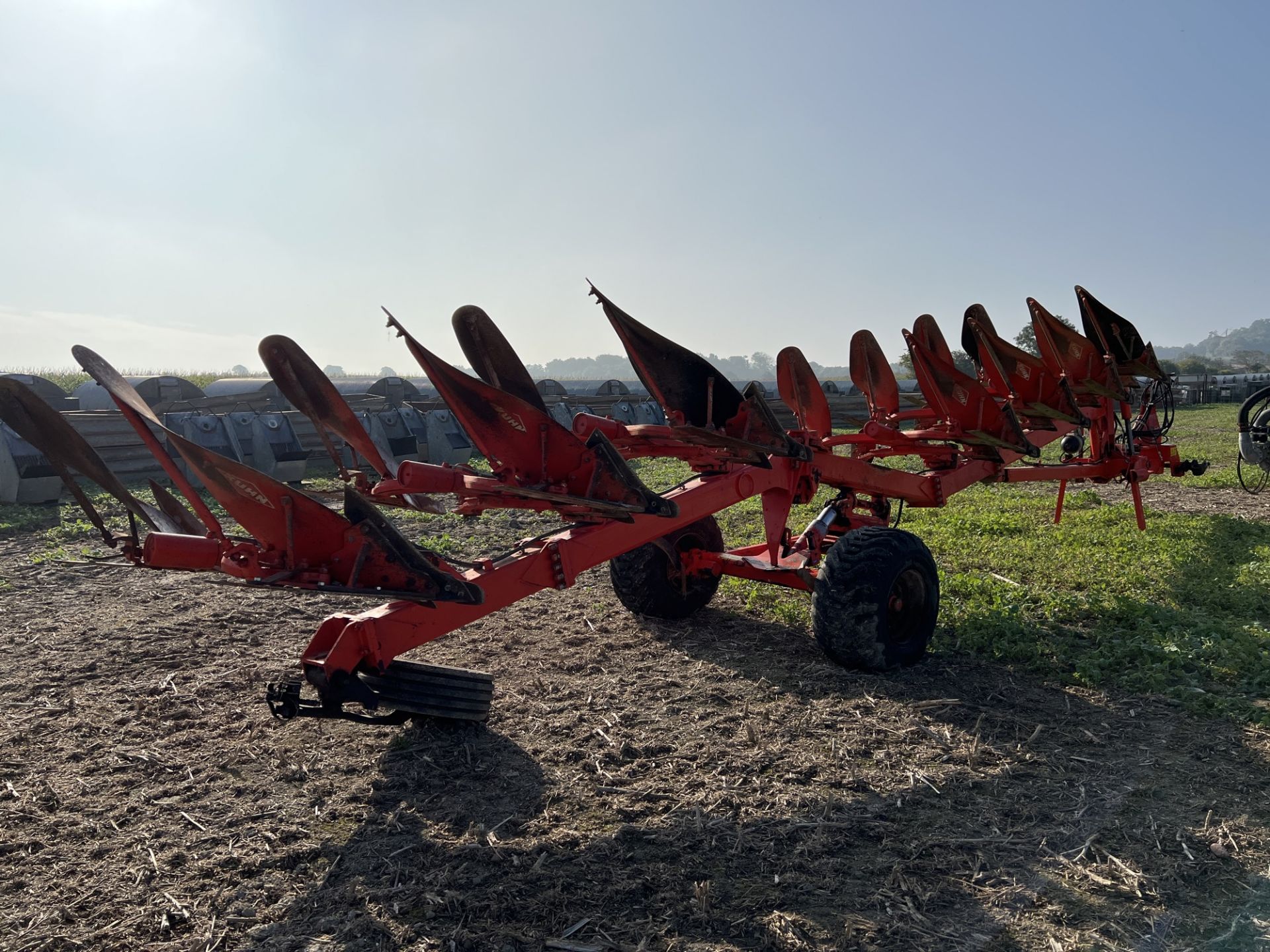 Kuhn MGF7H43 Manager 7 furrow semi mounted reversible plough (2012) - Image 3 of 7