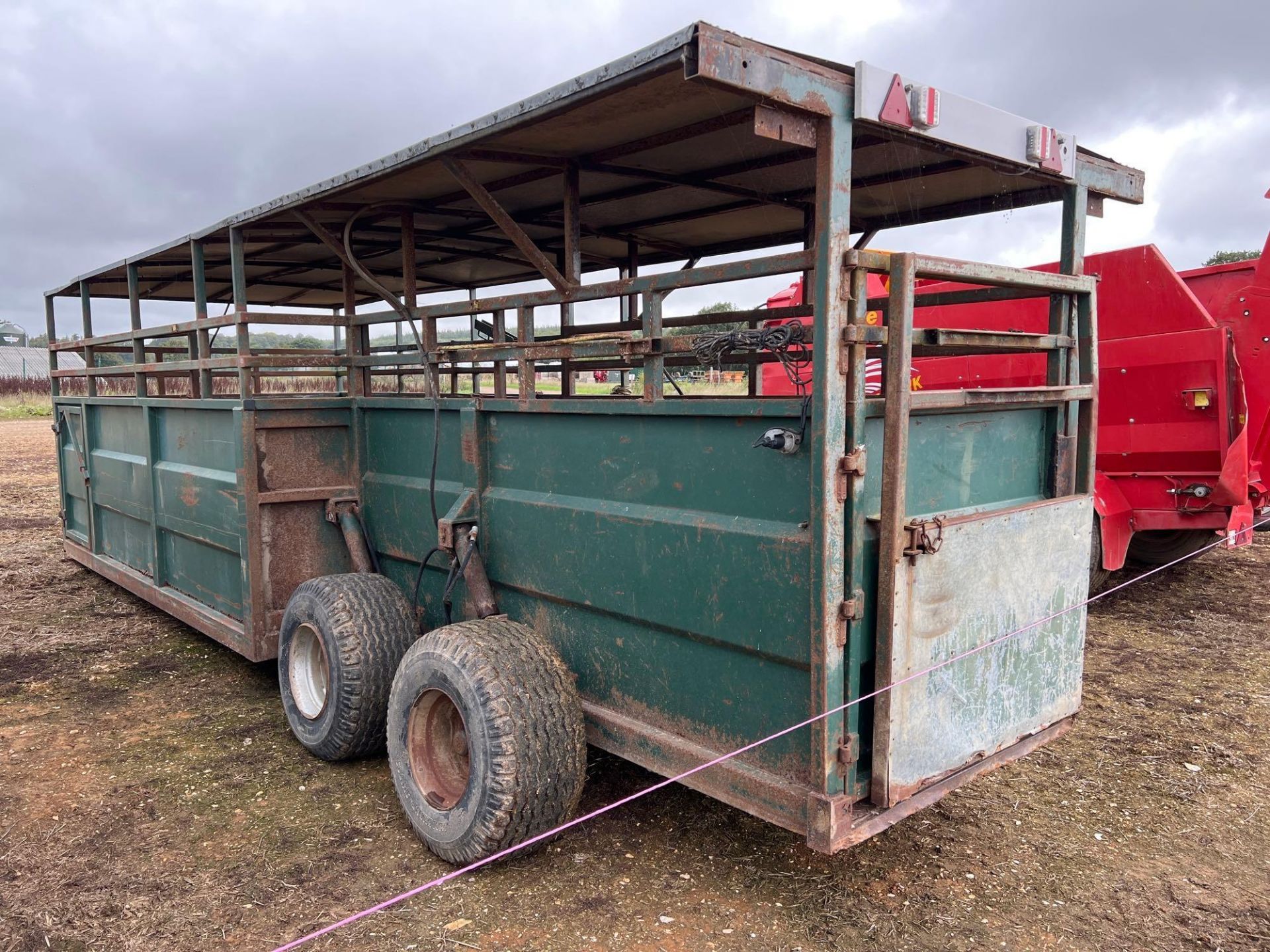 Hydraulic livestock transport trailer - Image 2 of 9