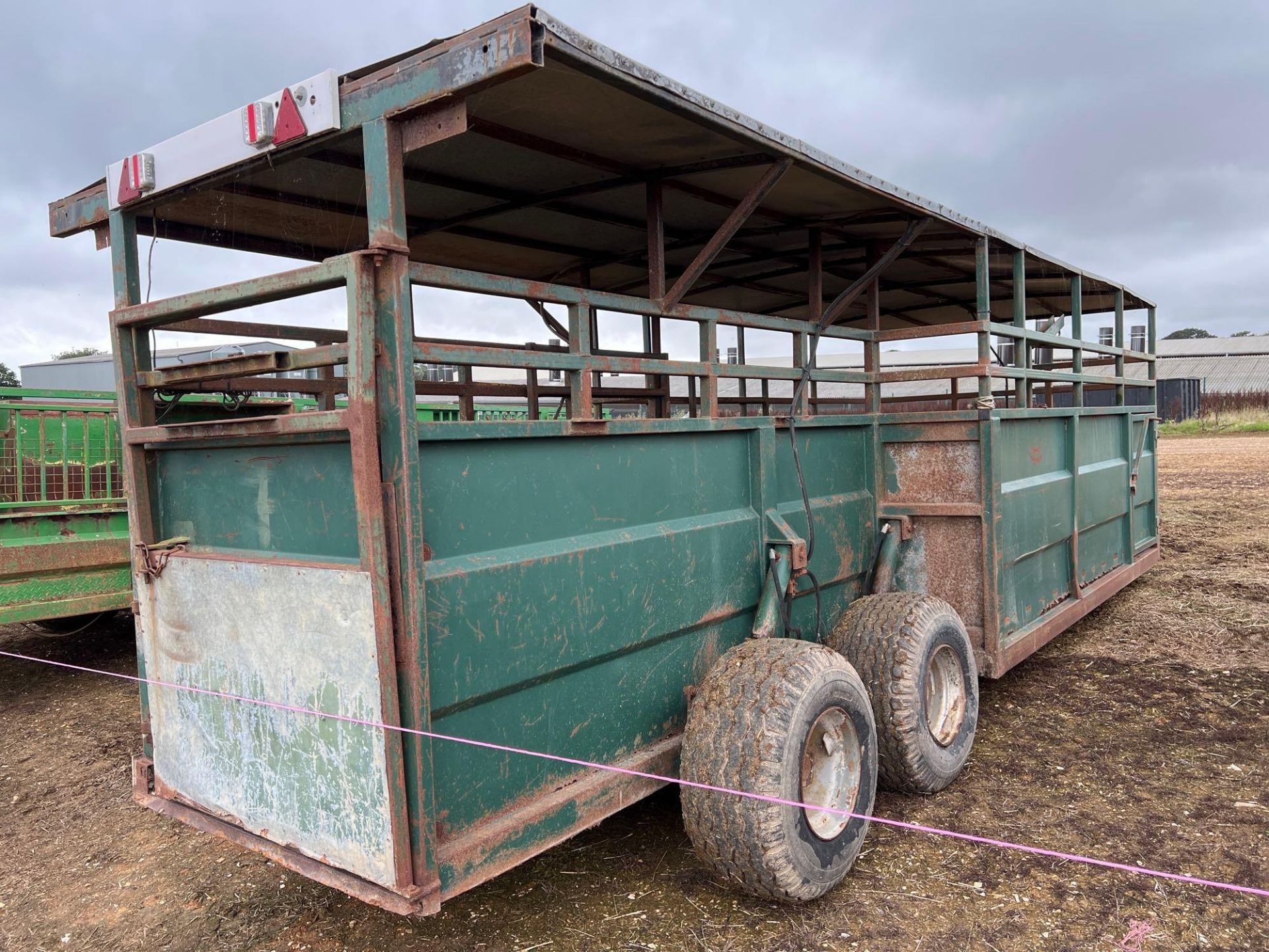 Hydraulic livestock transport trailer - Image 3 of 9
