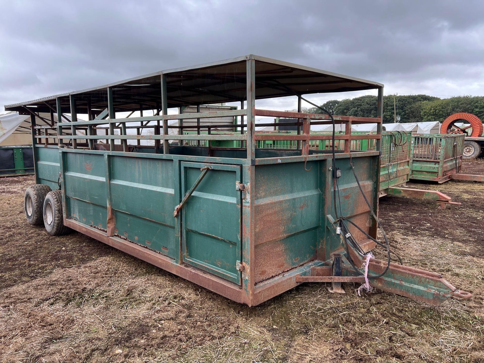 Hydraulic livestock transport trailer - Image 4 of 9