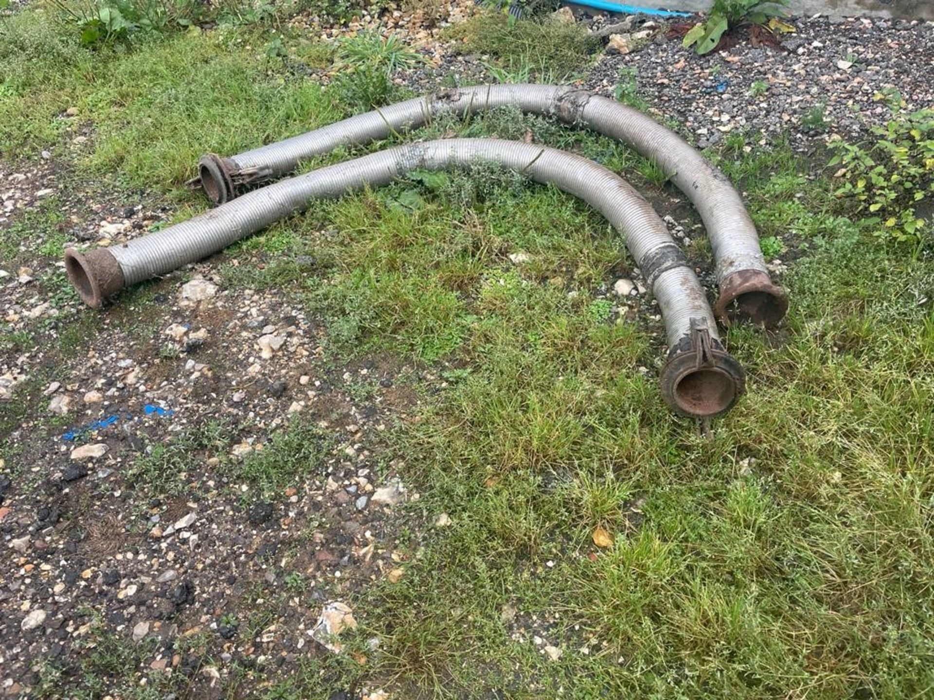 2 flexi pipes