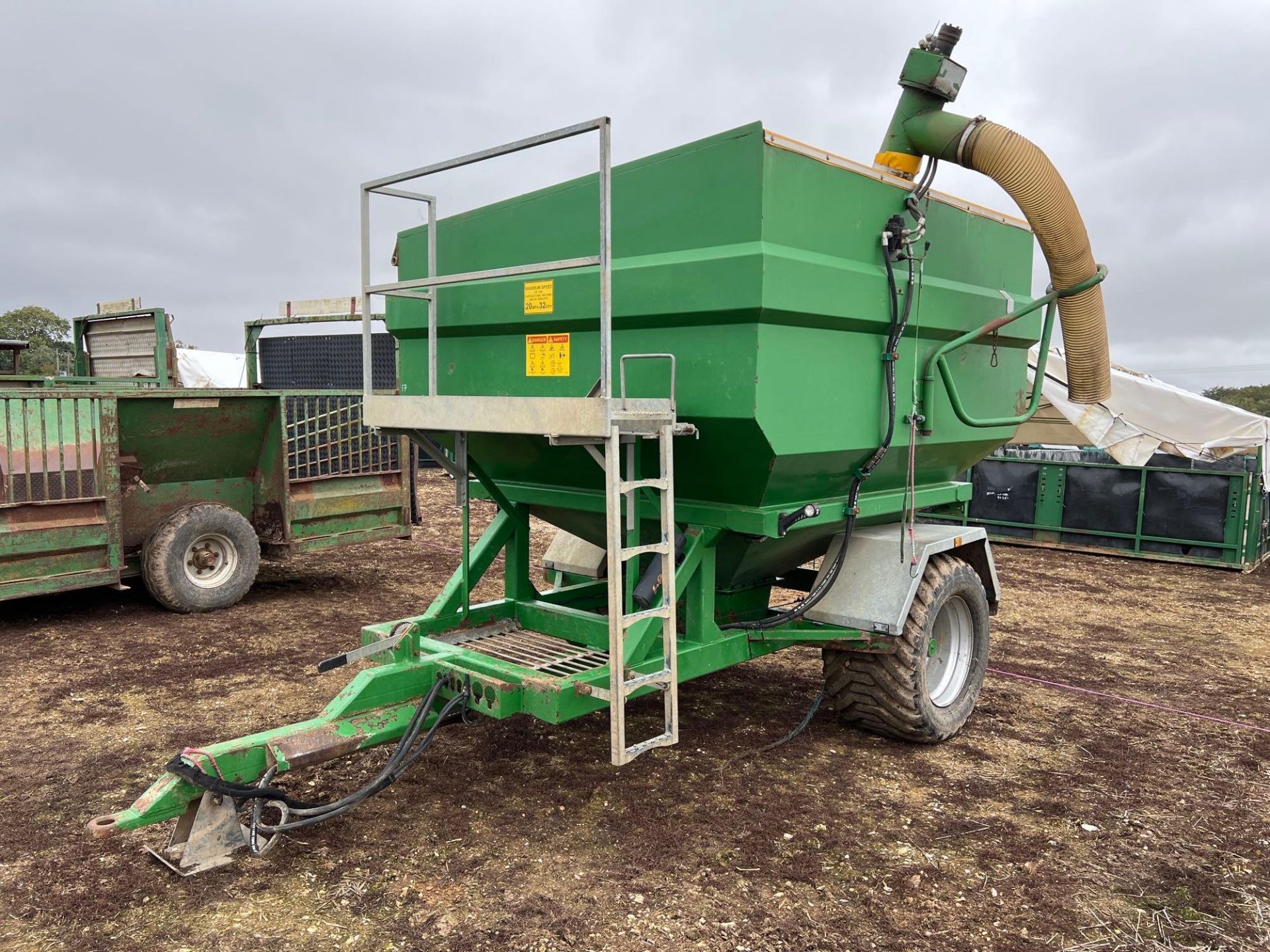 6T feed dispensing trailer (2019) - Image 2 of 8