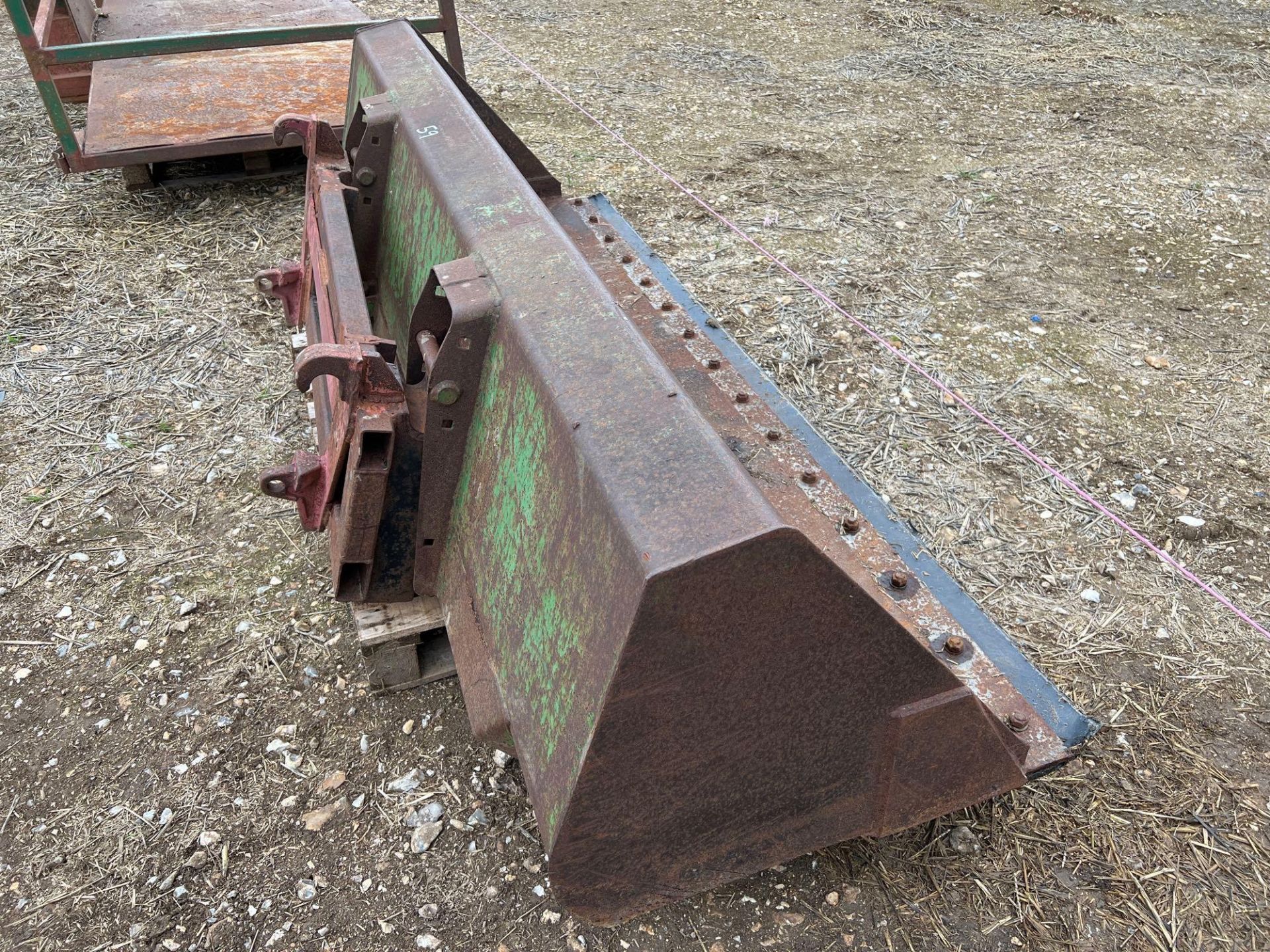 8ft front bucket c/w (euro bracket) - Image 3 of 3