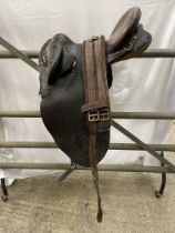 Australian stock saddle. 15" from middle of horn to cantle. This lot carries VAT.