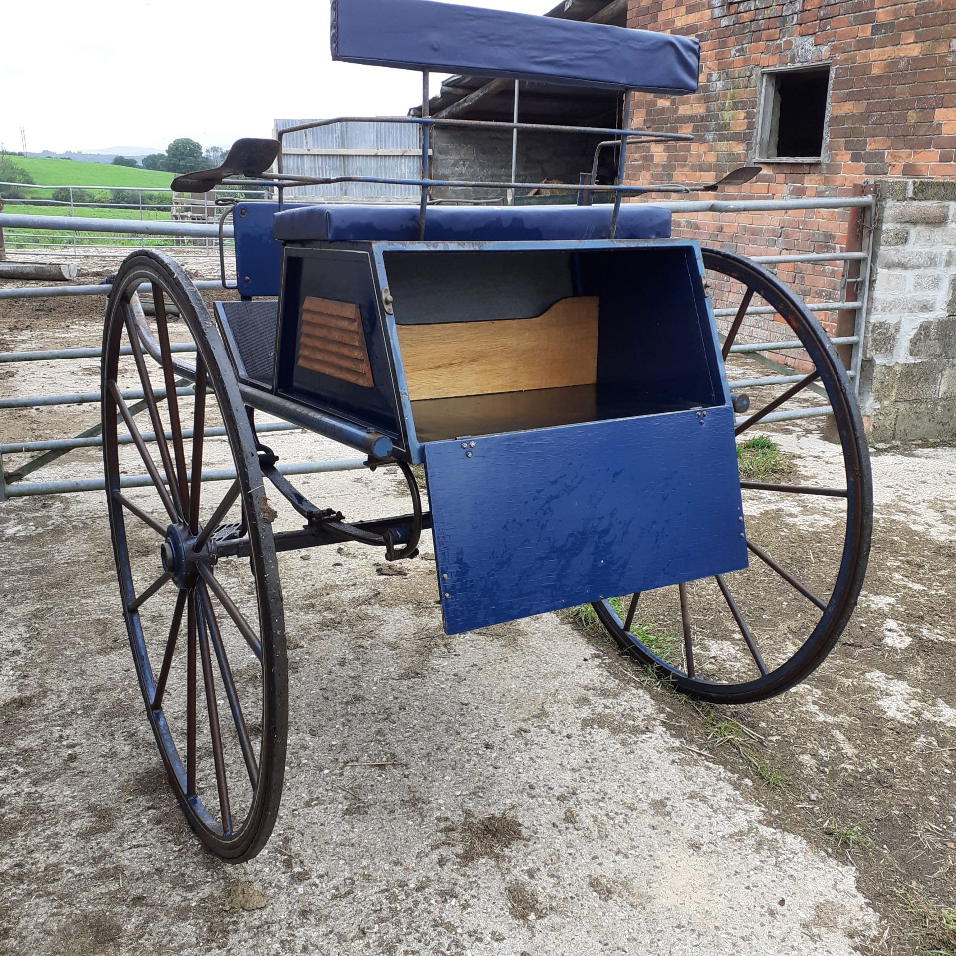 DOG CART built by Crowland Carriages of Peterborough in 1984 to suit a 15hh single. The body is - Image 2 of 3
