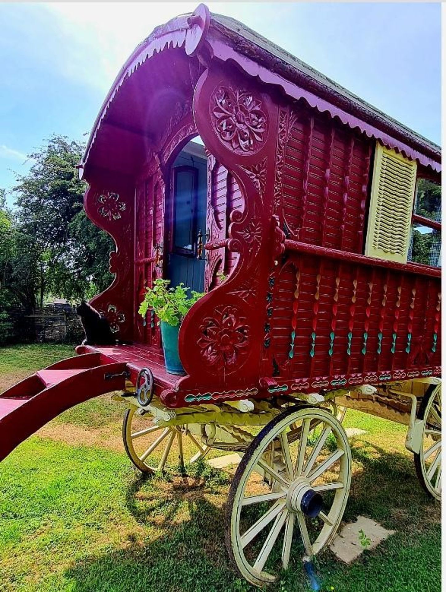 SHOWMAN'S WAGON built by William Wheeler of Guildford in 1914. Painted dark red on a cream - Image 2 of 14