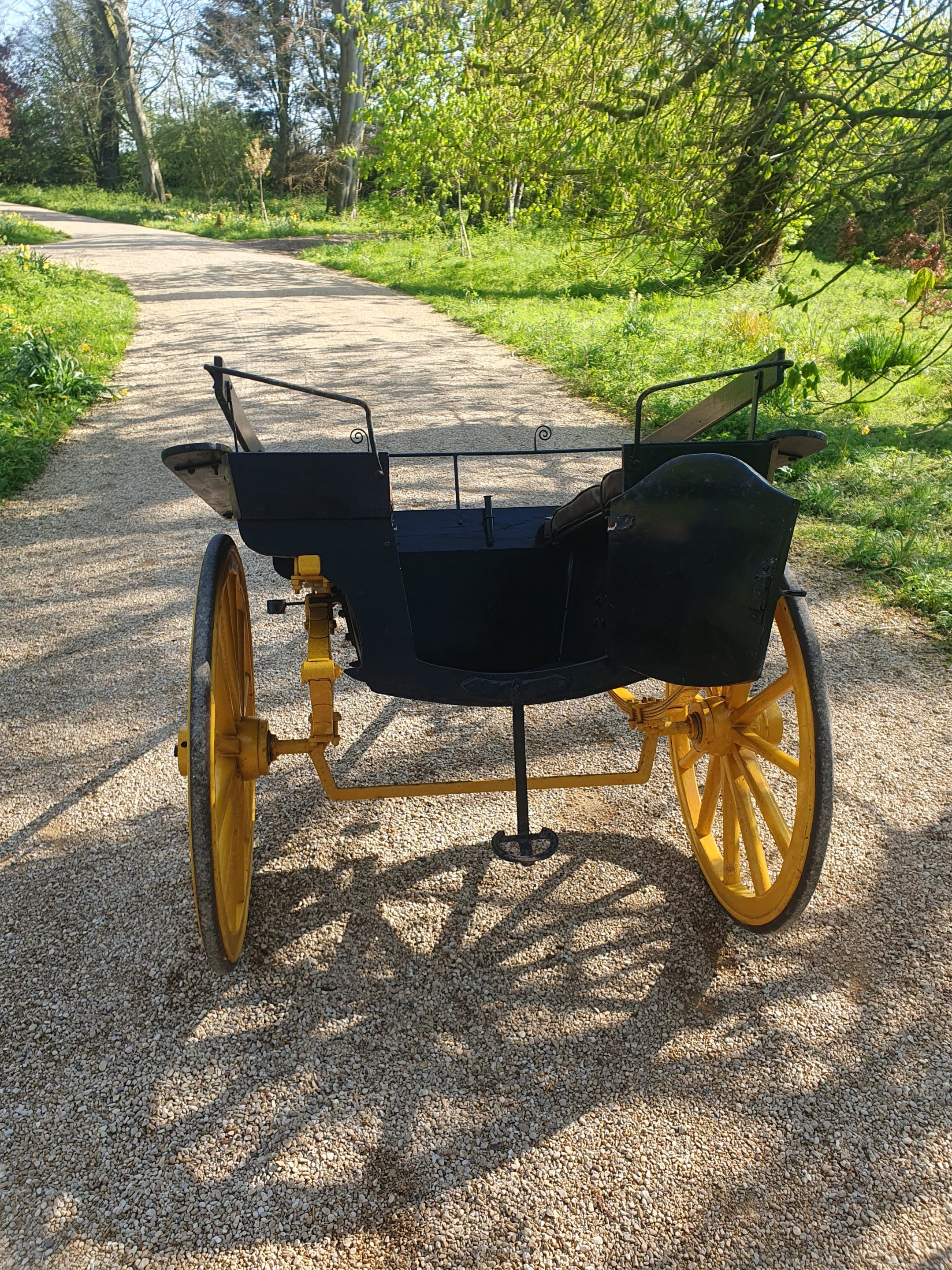 SQUARE-SIDED GOVERNESS CART to suit a 12 to 13hh. Painted black on a yellow undercarriage with 12 - Image 4 of 5