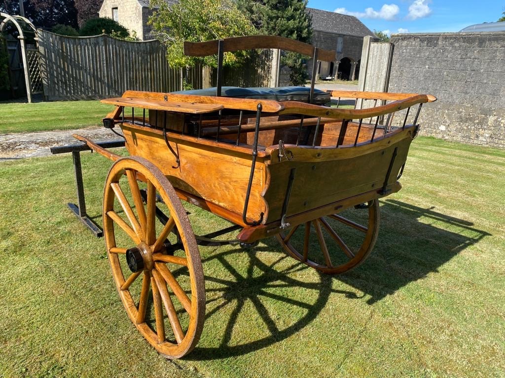 MARKET CART built in 1840 to suit 12 to 13hh and made of walnut. This striking cart is finished in - Image 4 of 4