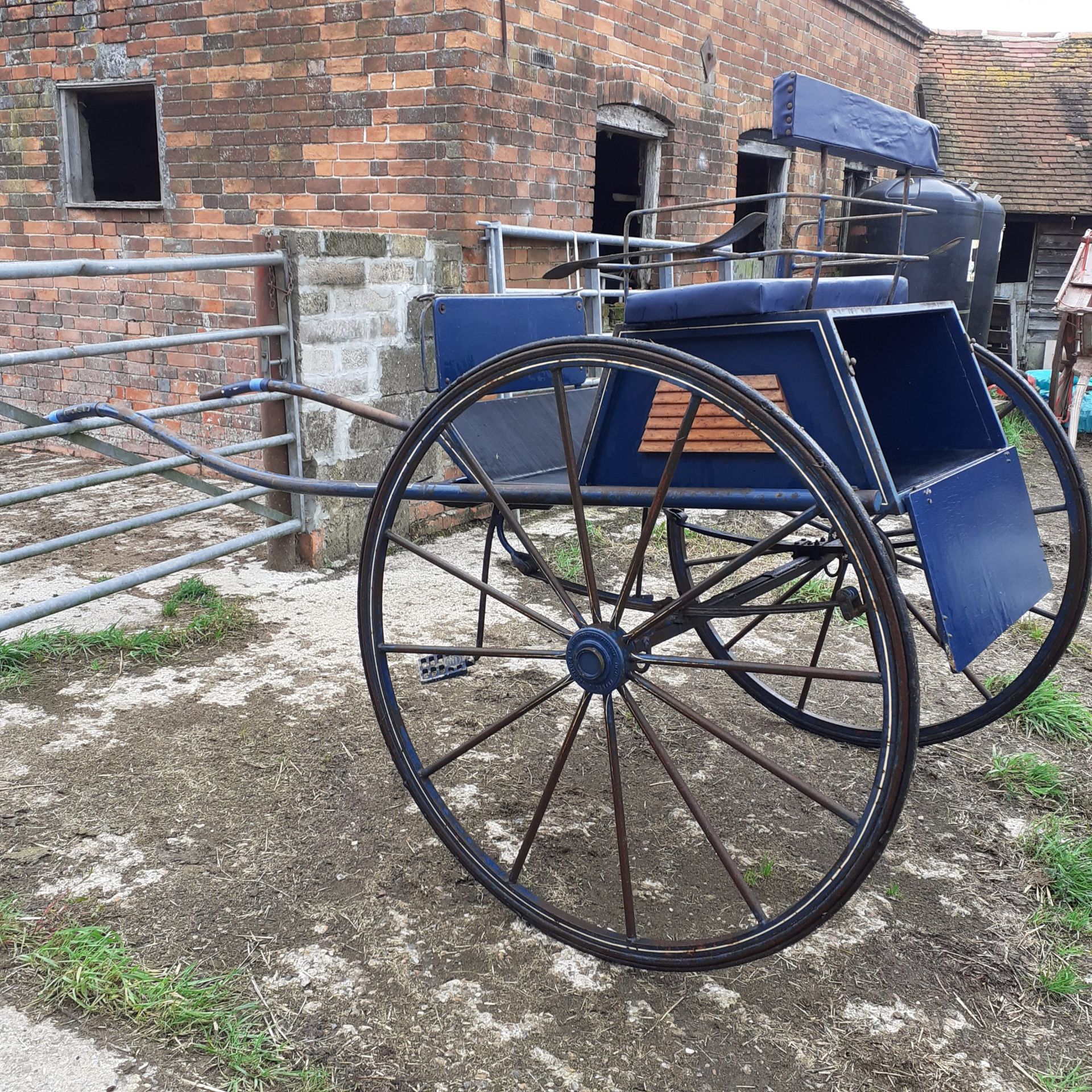 DOG CART built by Crowland Carriages of Peterborough in 1984 to suit a 15hh single. The body is - Image 3 of 3
