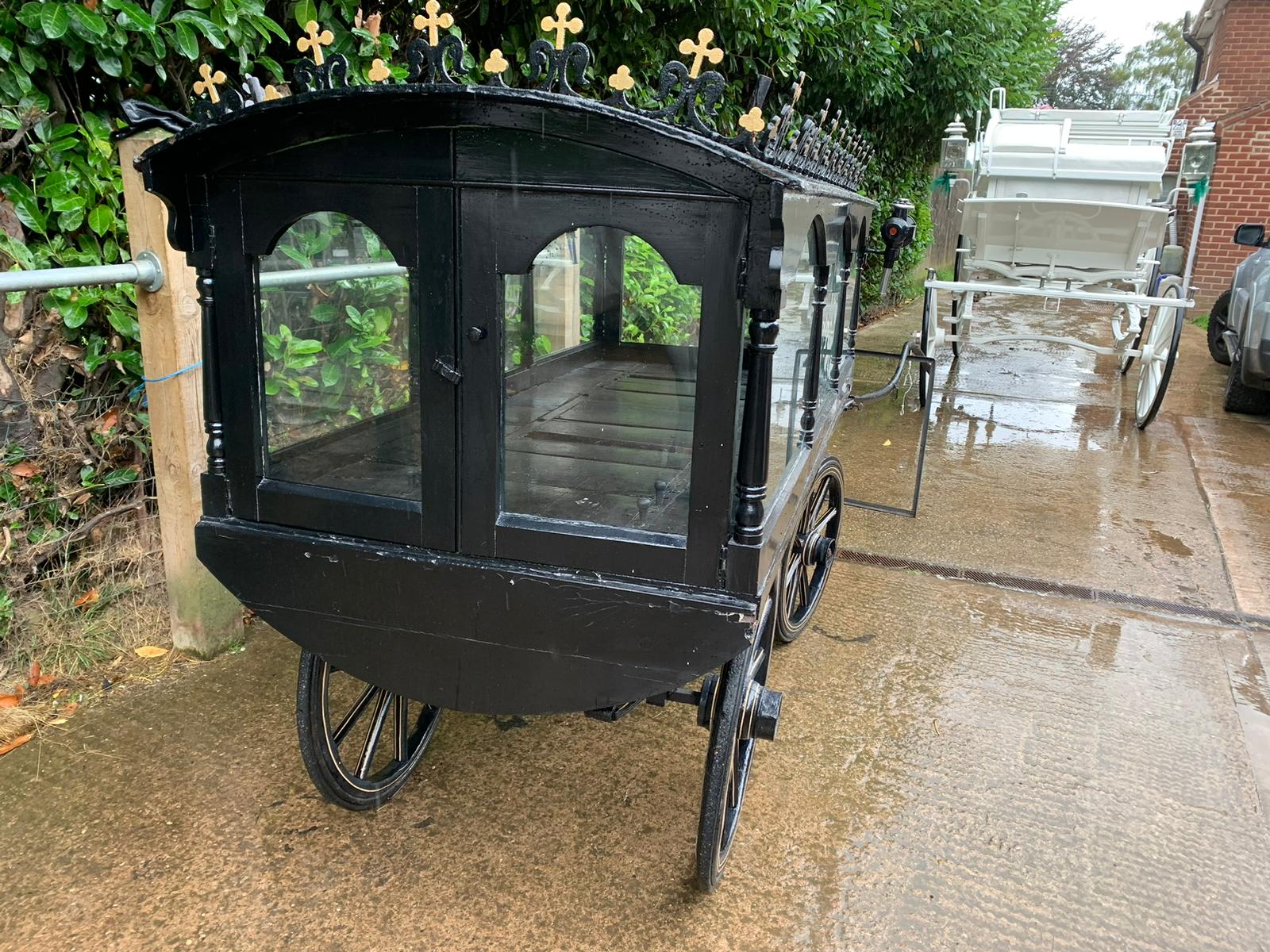 PONY HEARSE to suit 12hh single. Painted black with the wheels lined in white. The decorative roof - Image 2 of 3