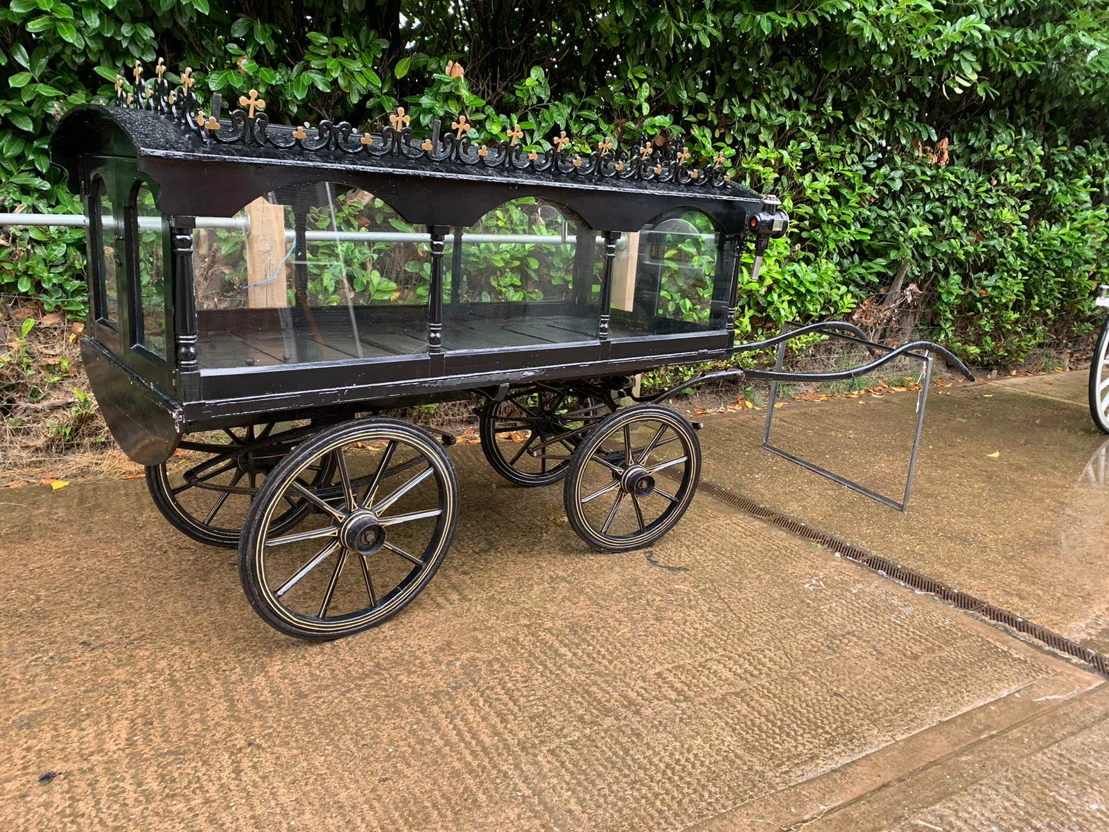 PONY HEARSE to suit 12hh single. Painted black with the wheels lined in white. The decorative roof - Image 3 of 3