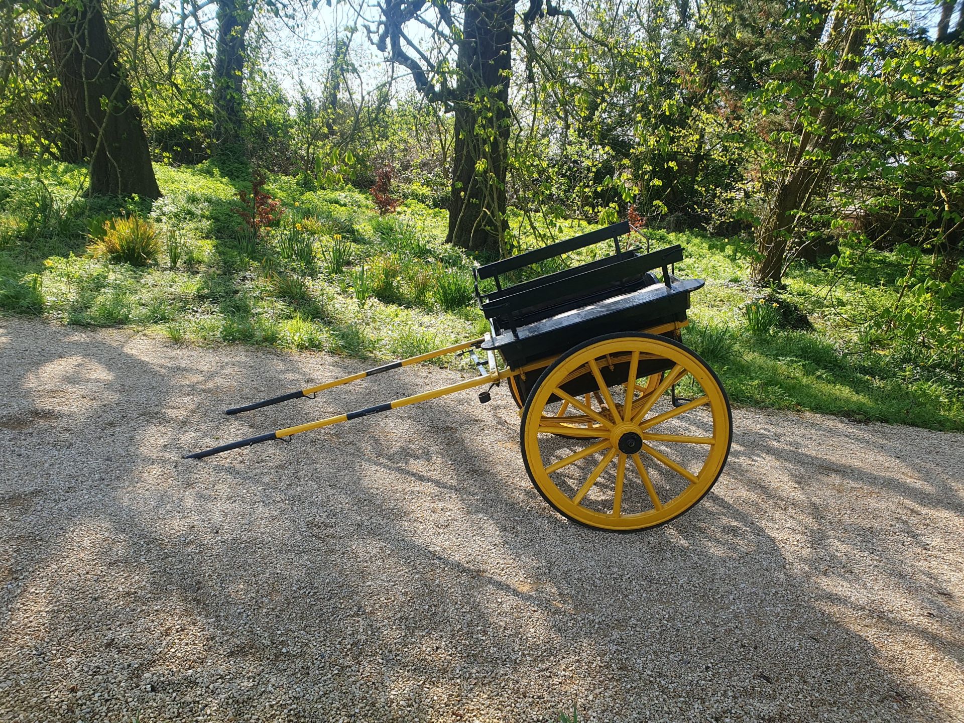 SQUARE-SIDED GOVERNESS CART to suit a 12 to 13hh. Painted black on a yellow undercarriage with 12 - Image 5 of 5