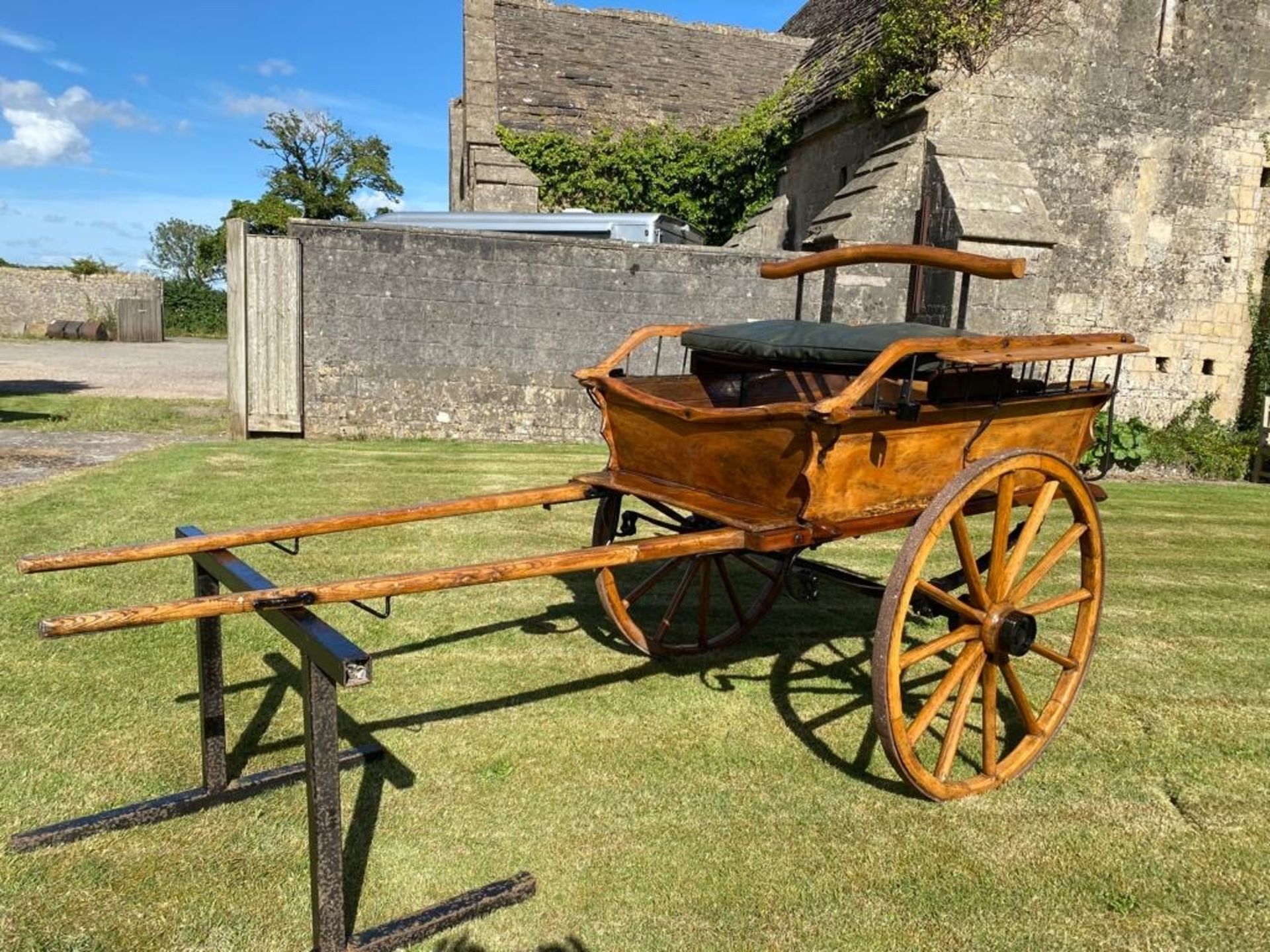MARKET CART built in 1840 to suit 12 to 13hh and made of walnut. This striking cart is finished in